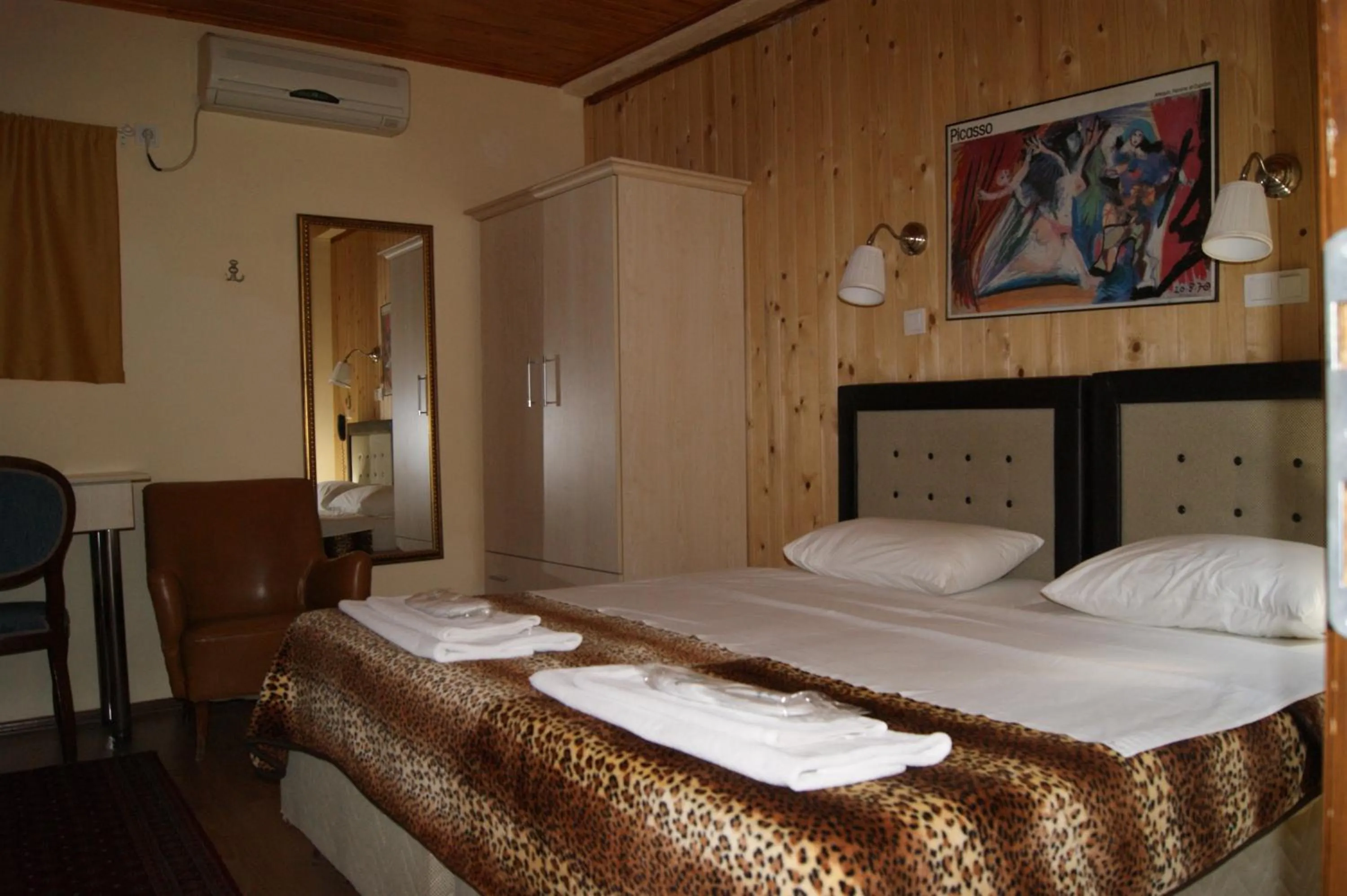 Photo of the whole room, Bed in Yeşilköy Airport Hotel