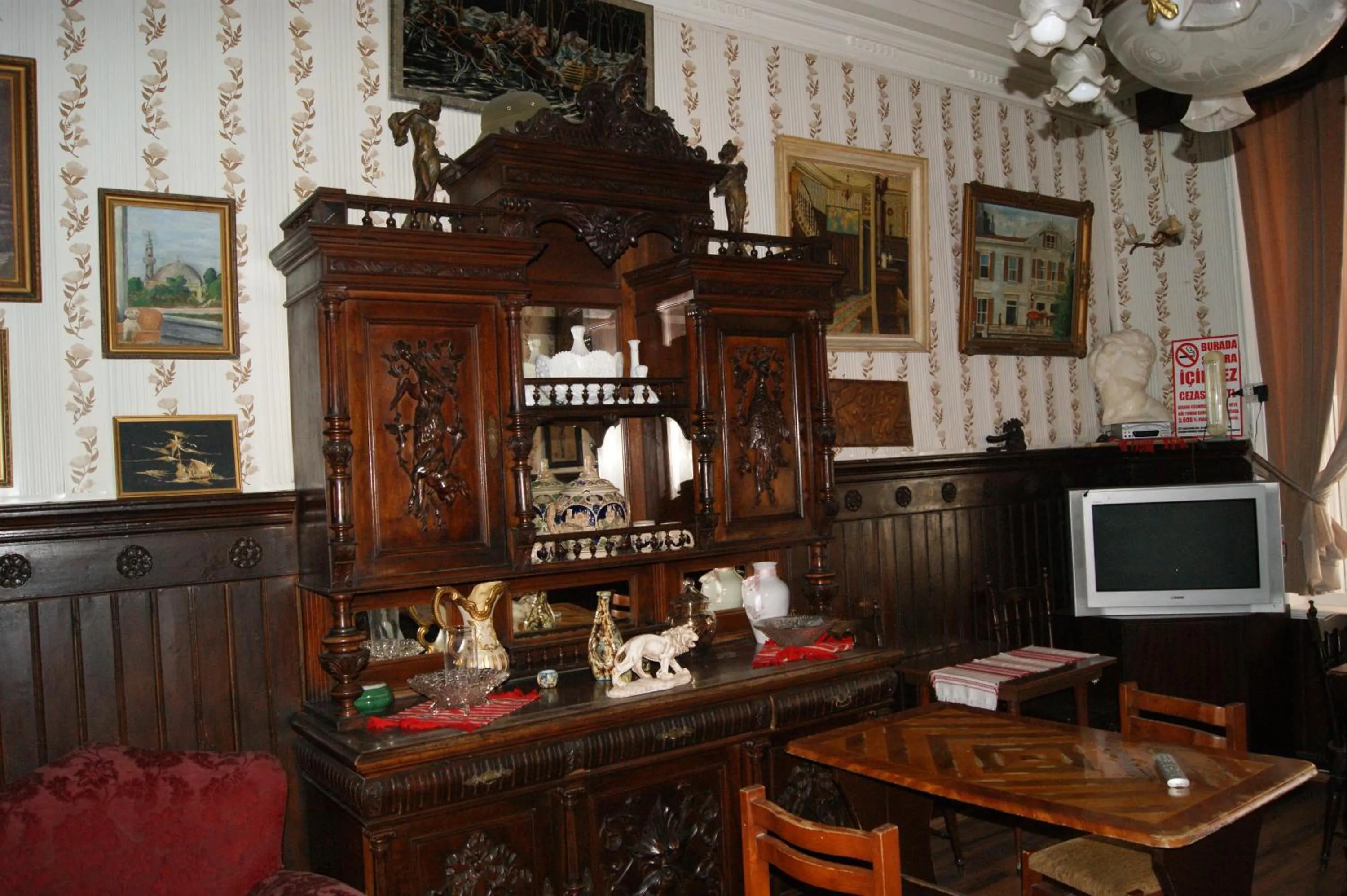 Communal lounge/ TV room in Yeşilköy Airport Hotel