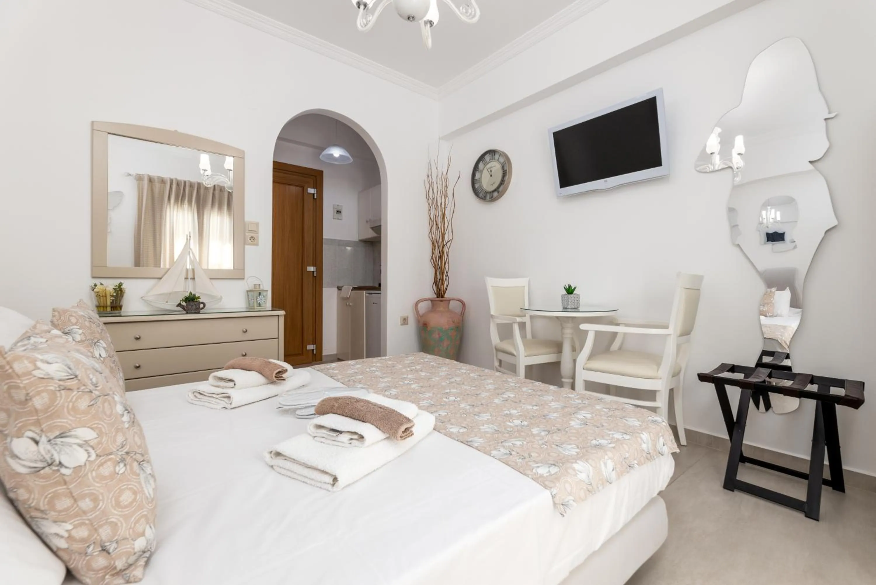 TV and multimedia, Bed in Panos Luxury Studios