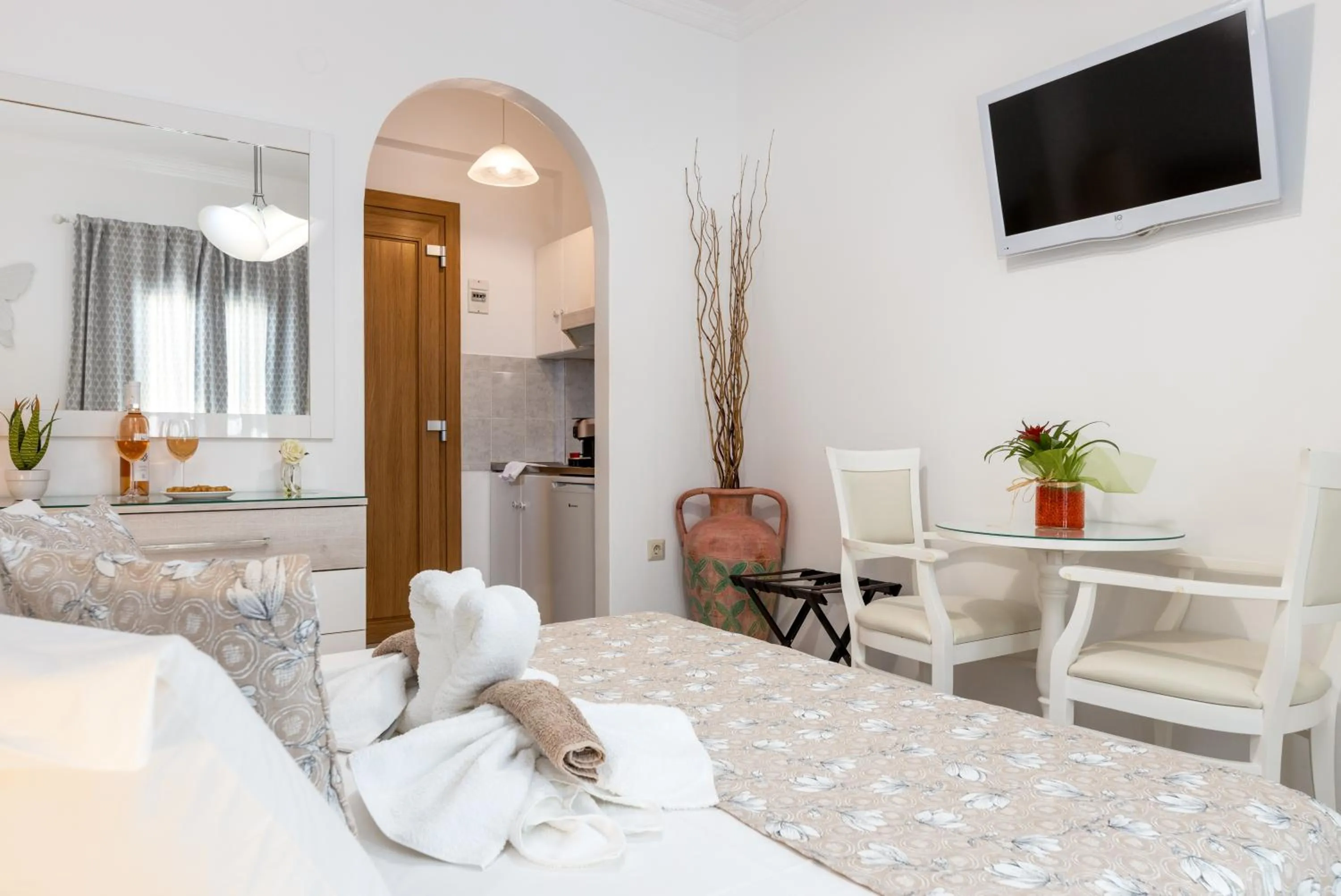 TV and multimedia, Bed in Panos Luxury Studios