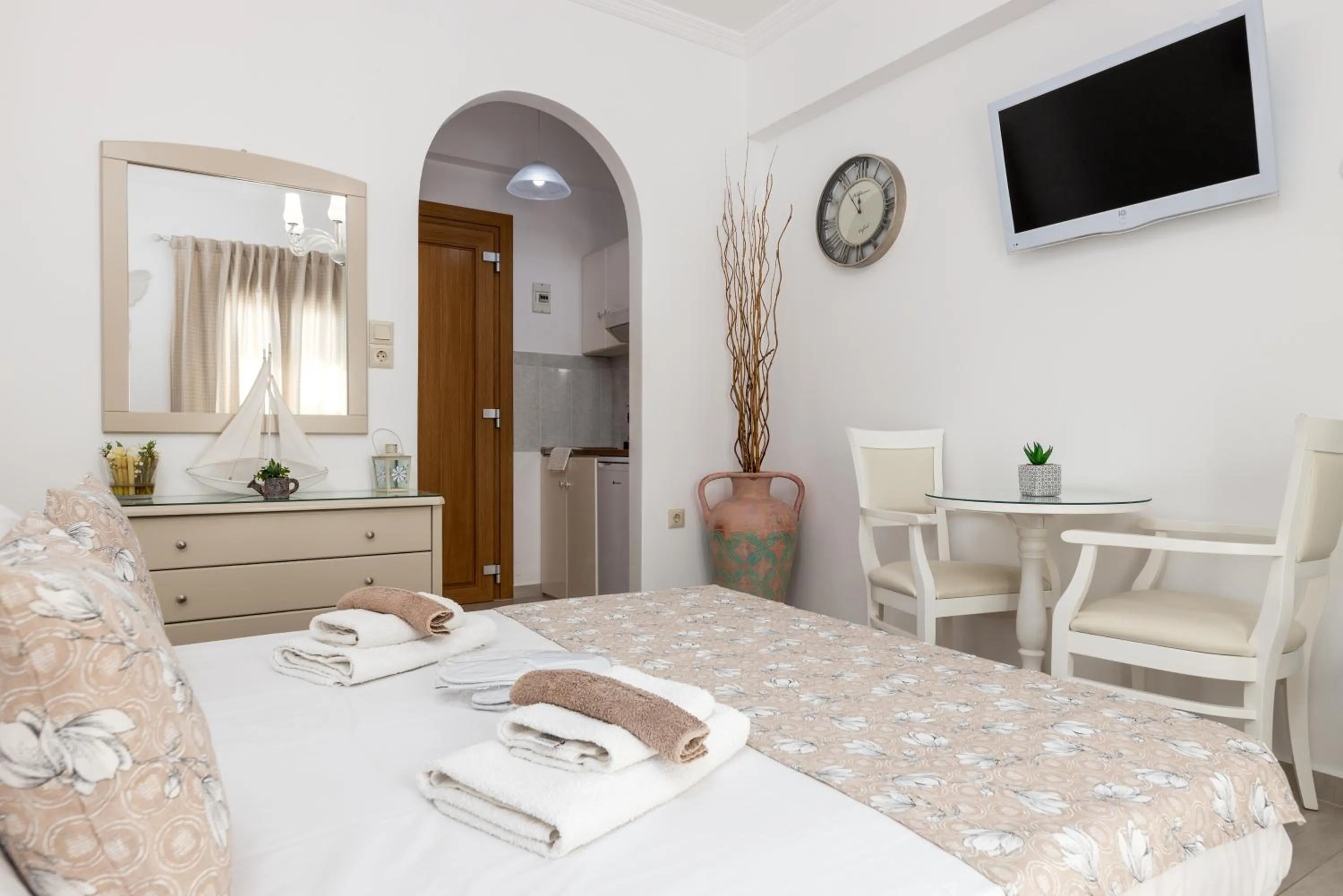 towels, Bed in Panos Luxury Studios