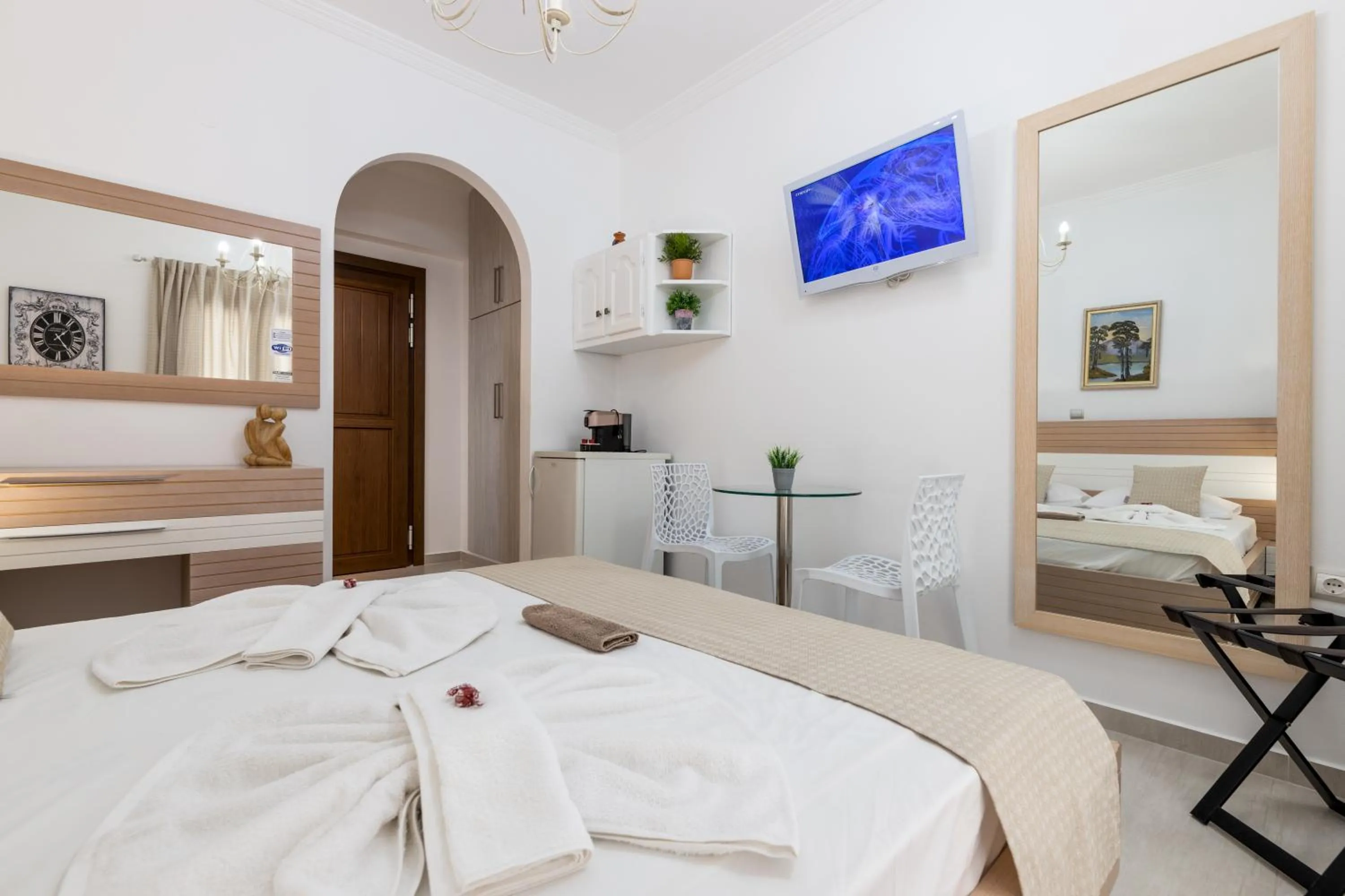 TV and multimedia, Bed in Panos Luxury Studios