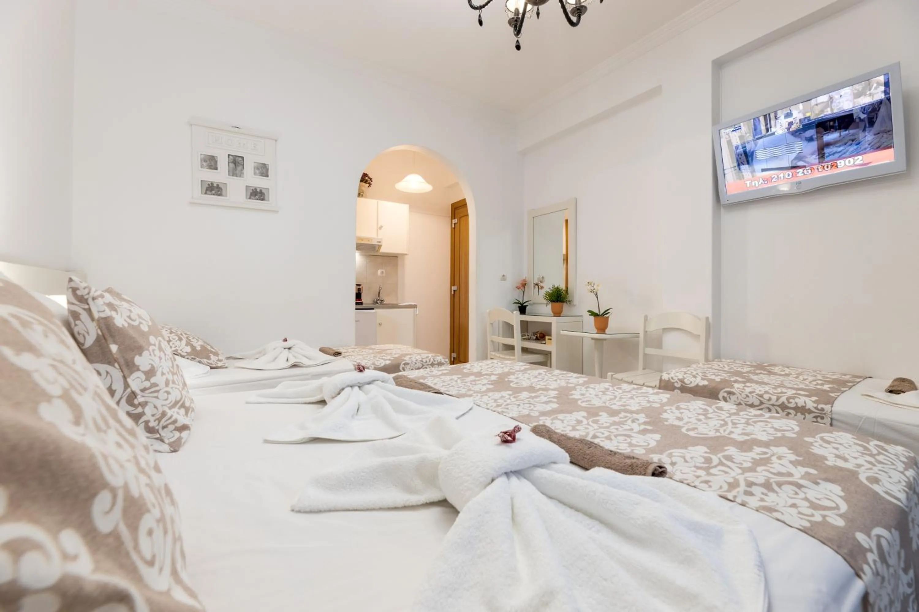 TV and multimedia, Bed in Panos Luxury Studios