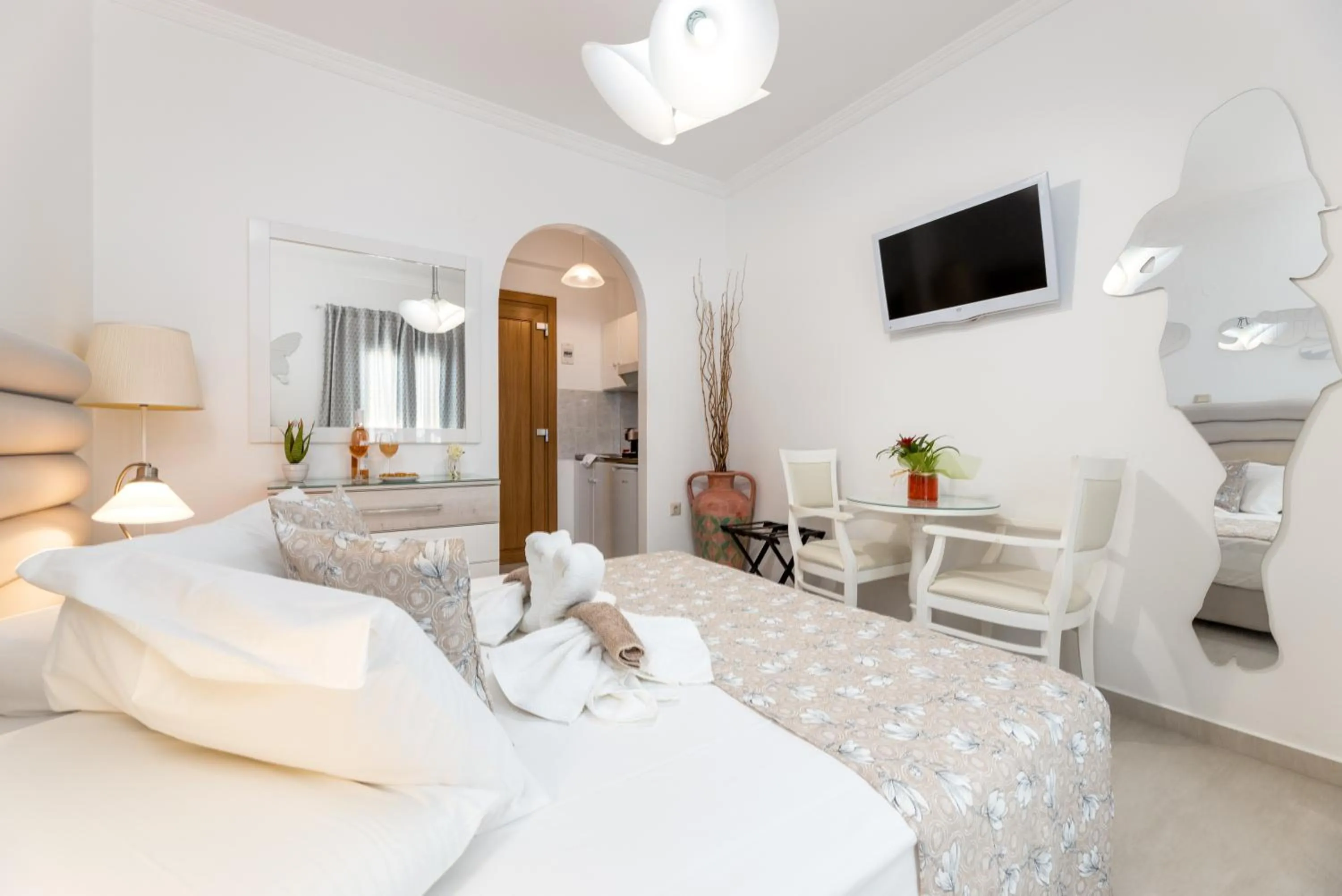 TV and multimedia, Bed in Panos Luxury Studios