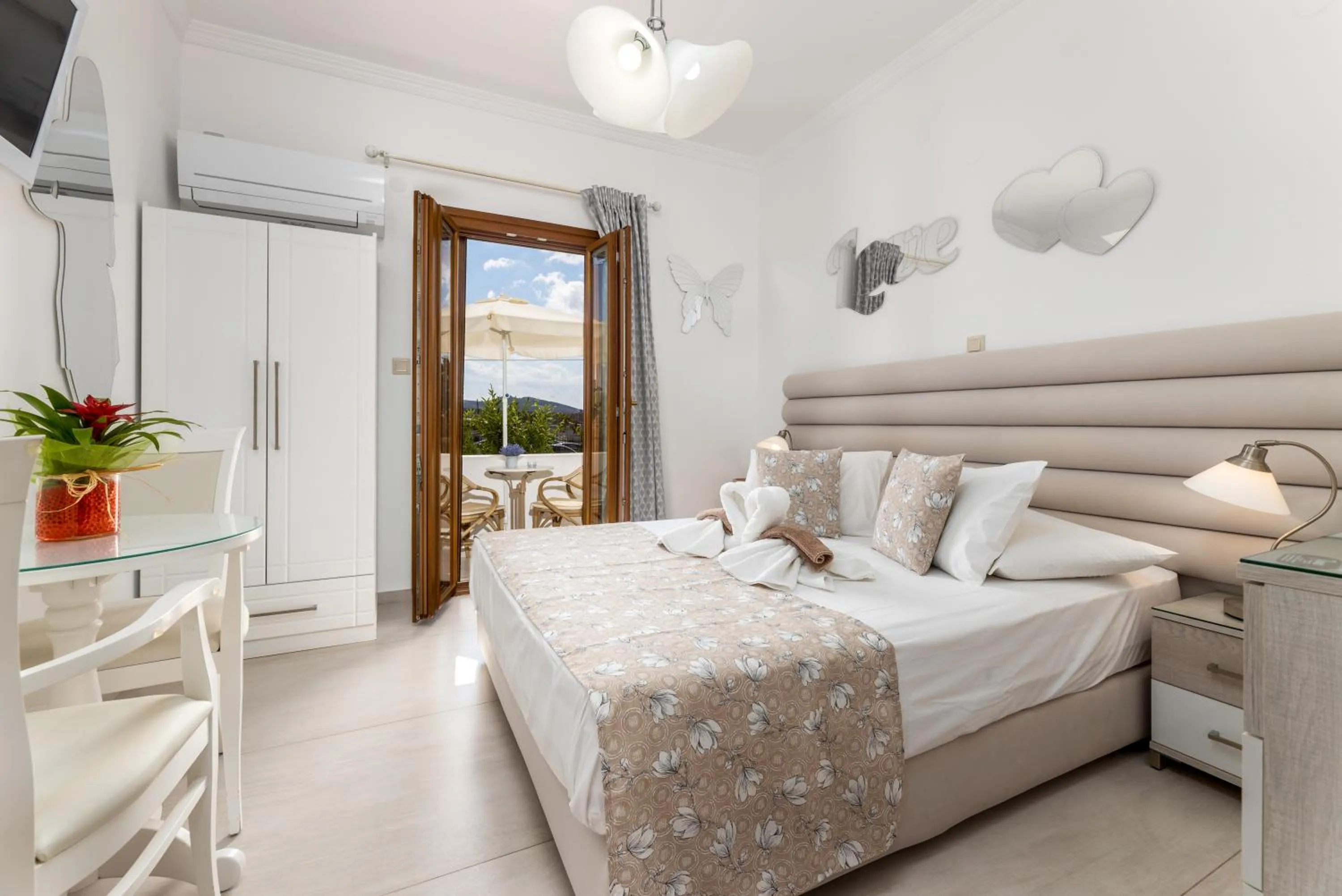 Decorative detail, Bed in Panos Luxury Studios