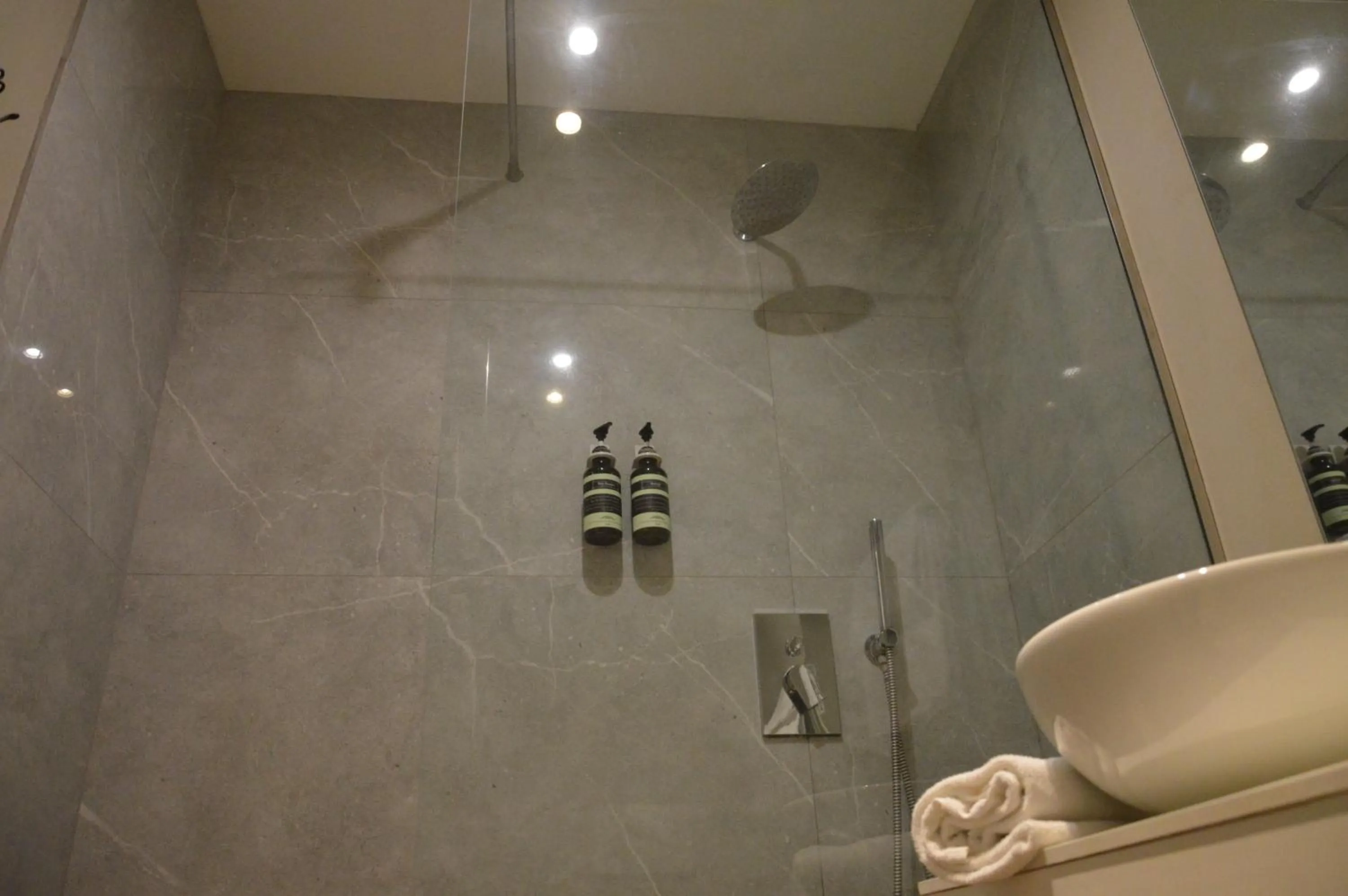 Shower in b&b le 4 leggende