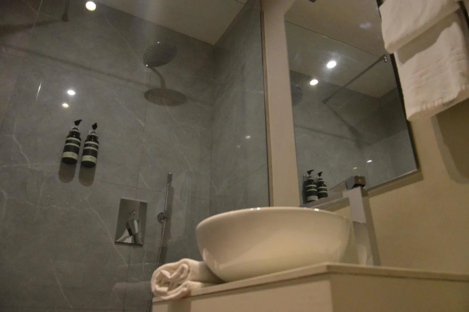 Bathroom in b&b le 4 leggende