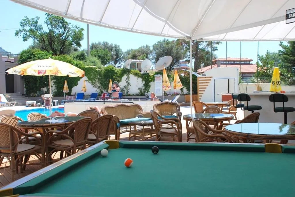 Restaurant/places to eat in Ant Apart Hotel