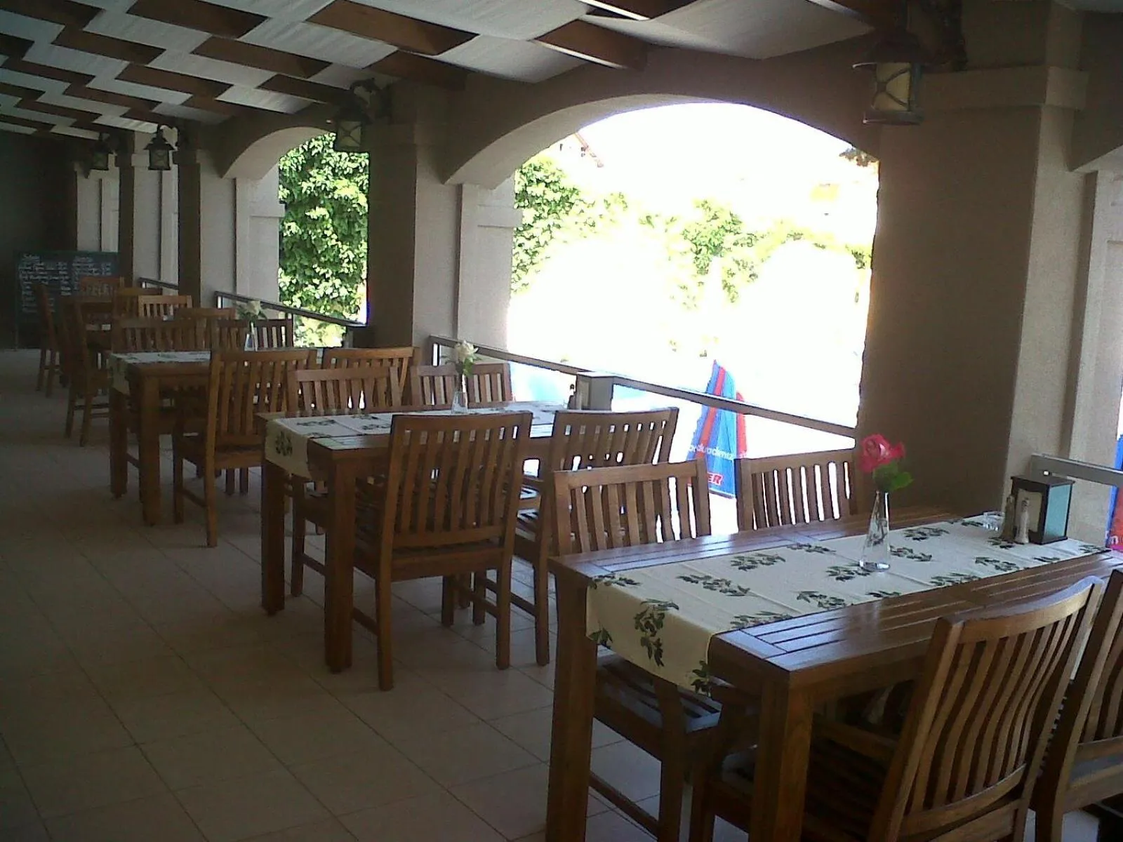 Restaurant/places to eat in Ant Apart Hotel