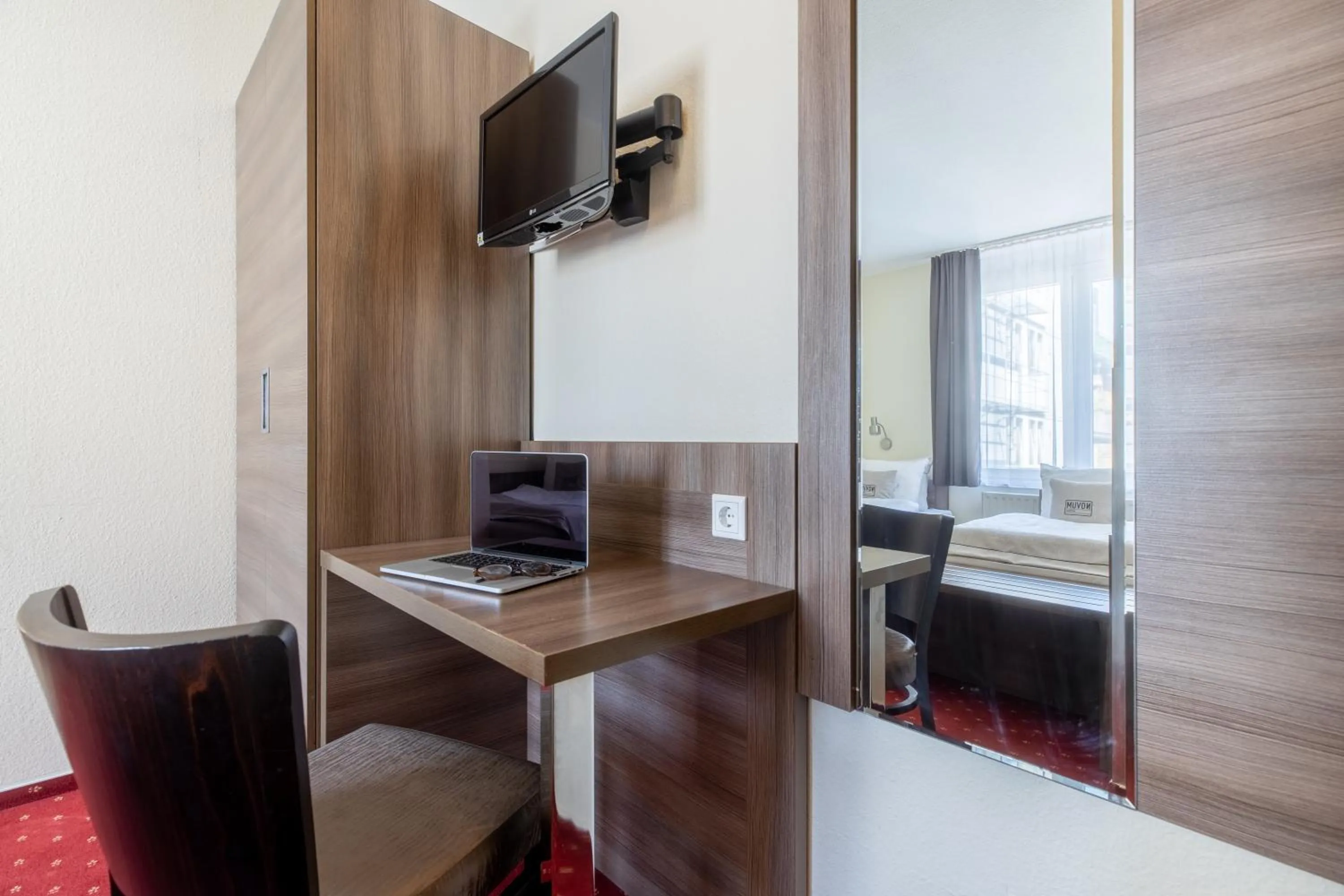 TV and multimedia in Hotel Leonet