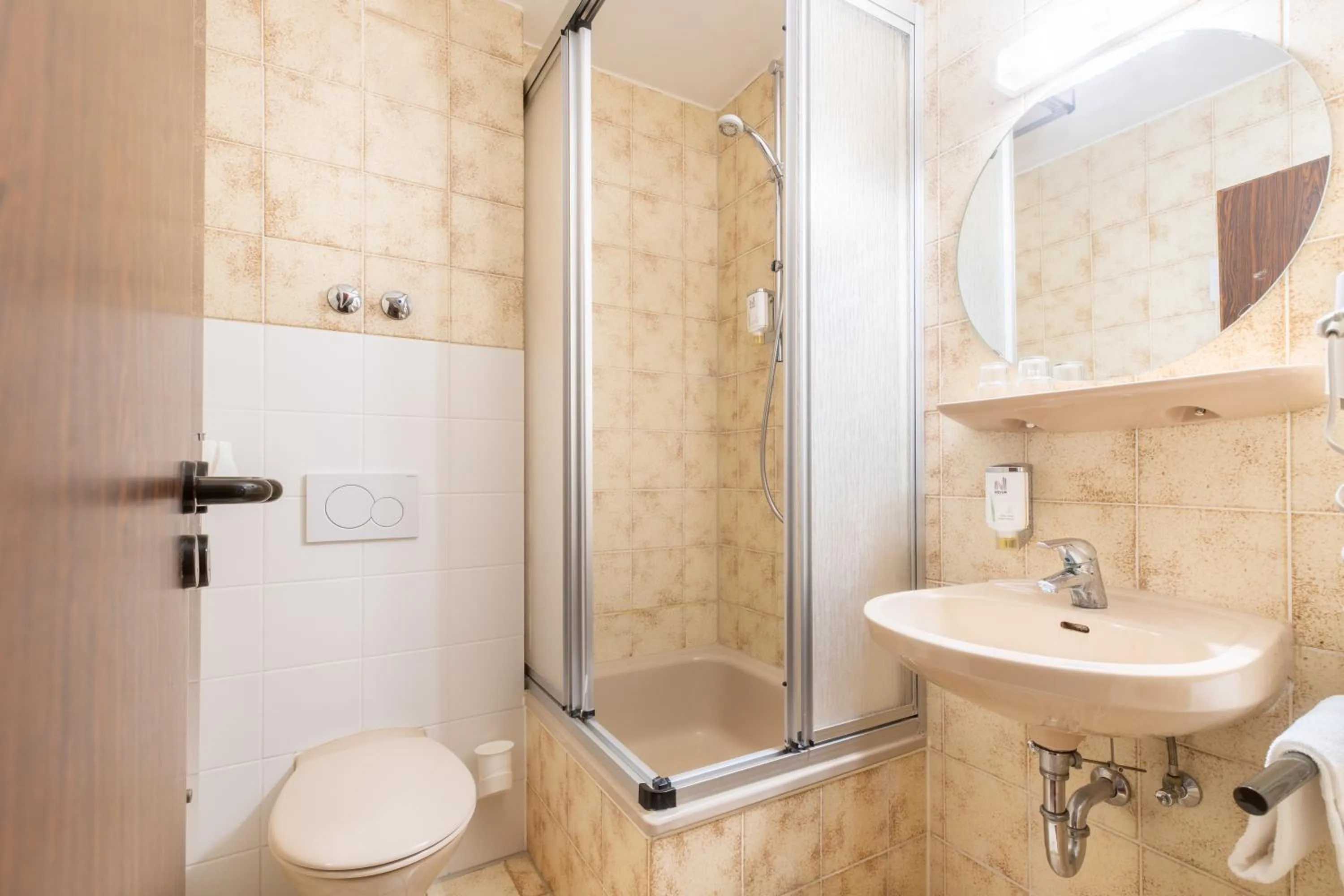 Shower in Hotel Leonet