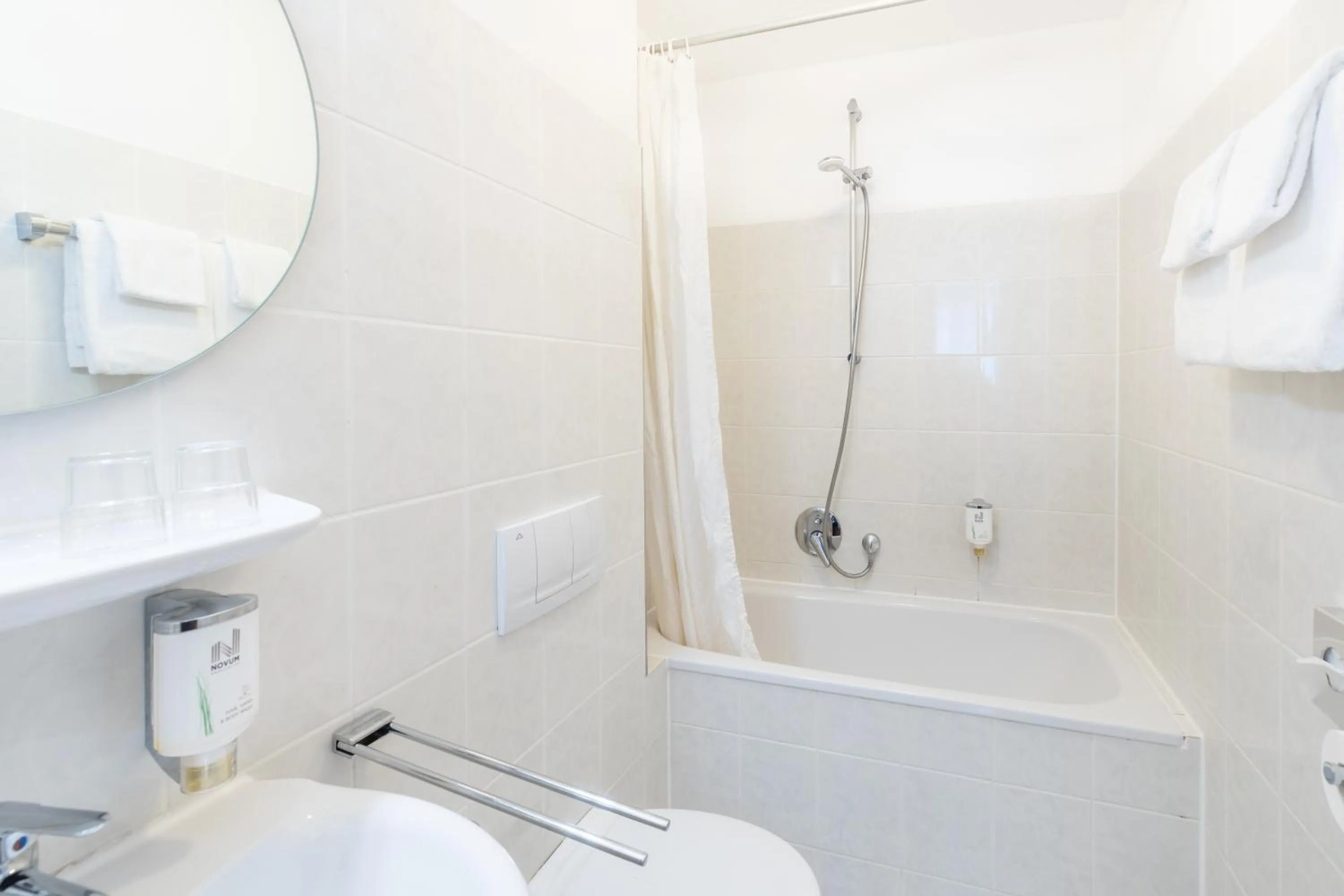 Bathroom in Hotel Leonet