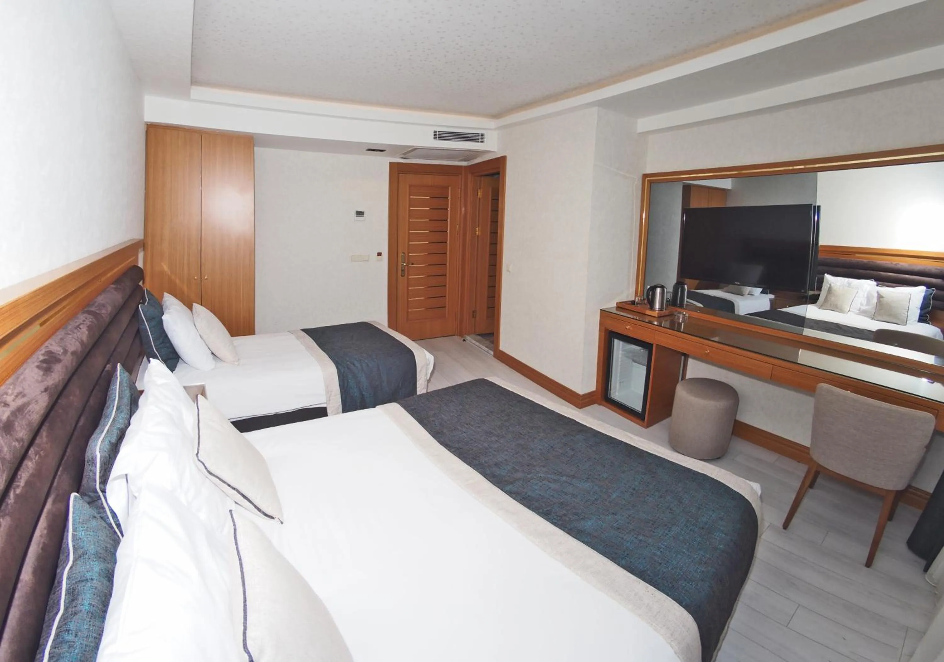 Photo of the whole room, Bed in Grand Emir Hotel Old City