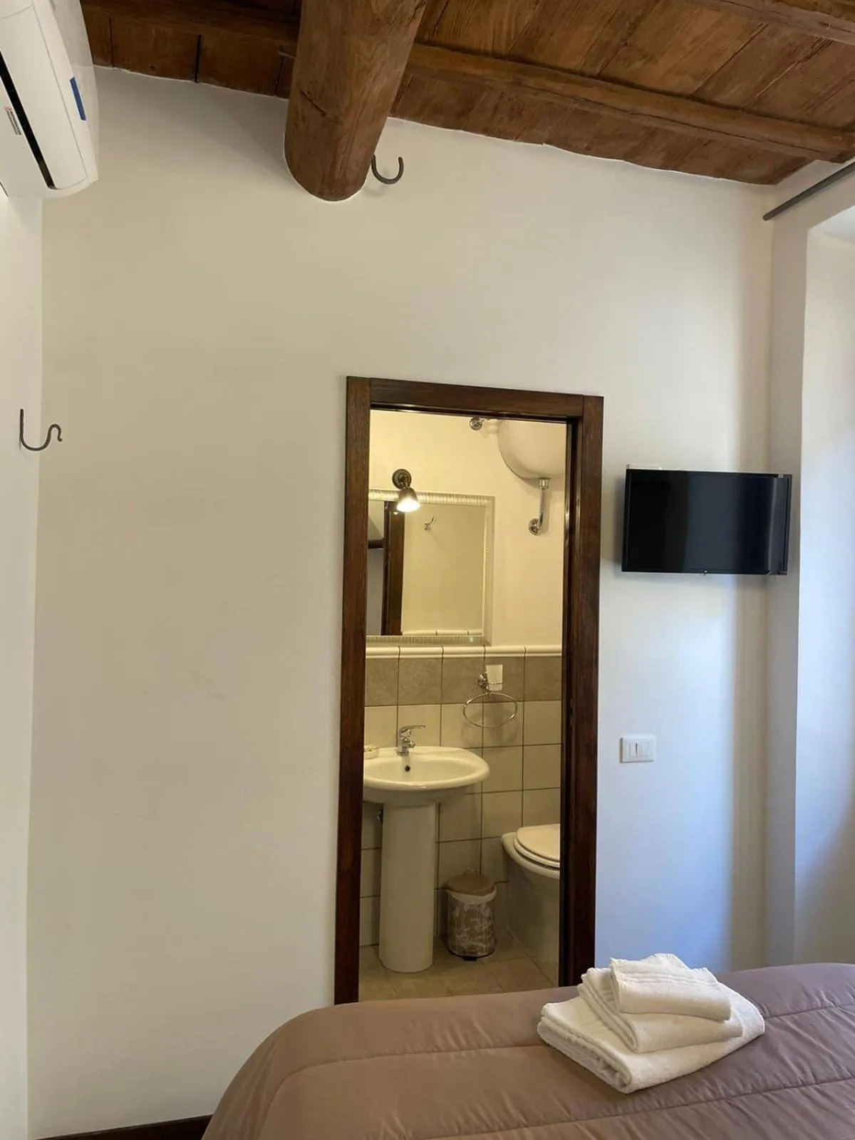 Bathroom, Bed in Luxury Relais Cuore Sabino