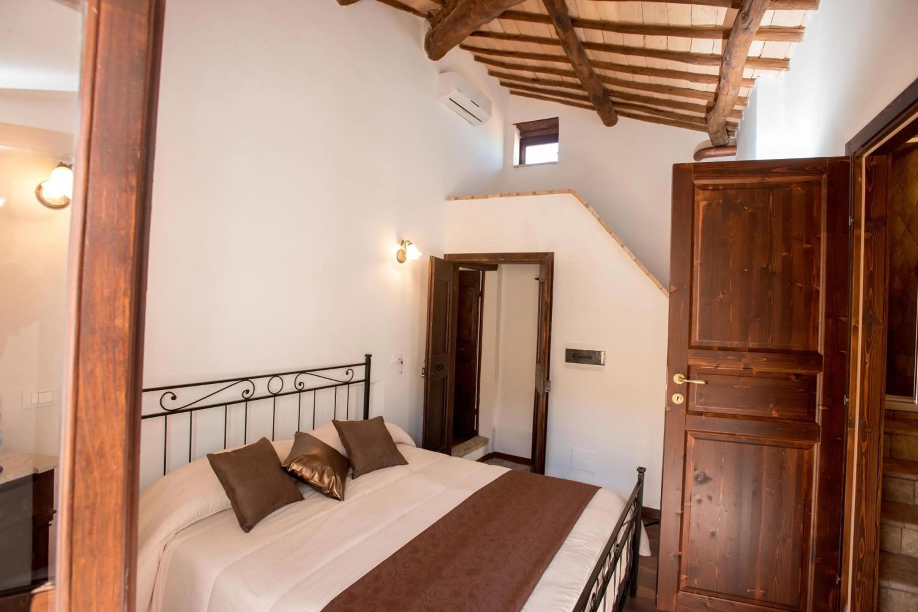 Photo of the whole room, Bed in Luxury Relais Cuore Sabino