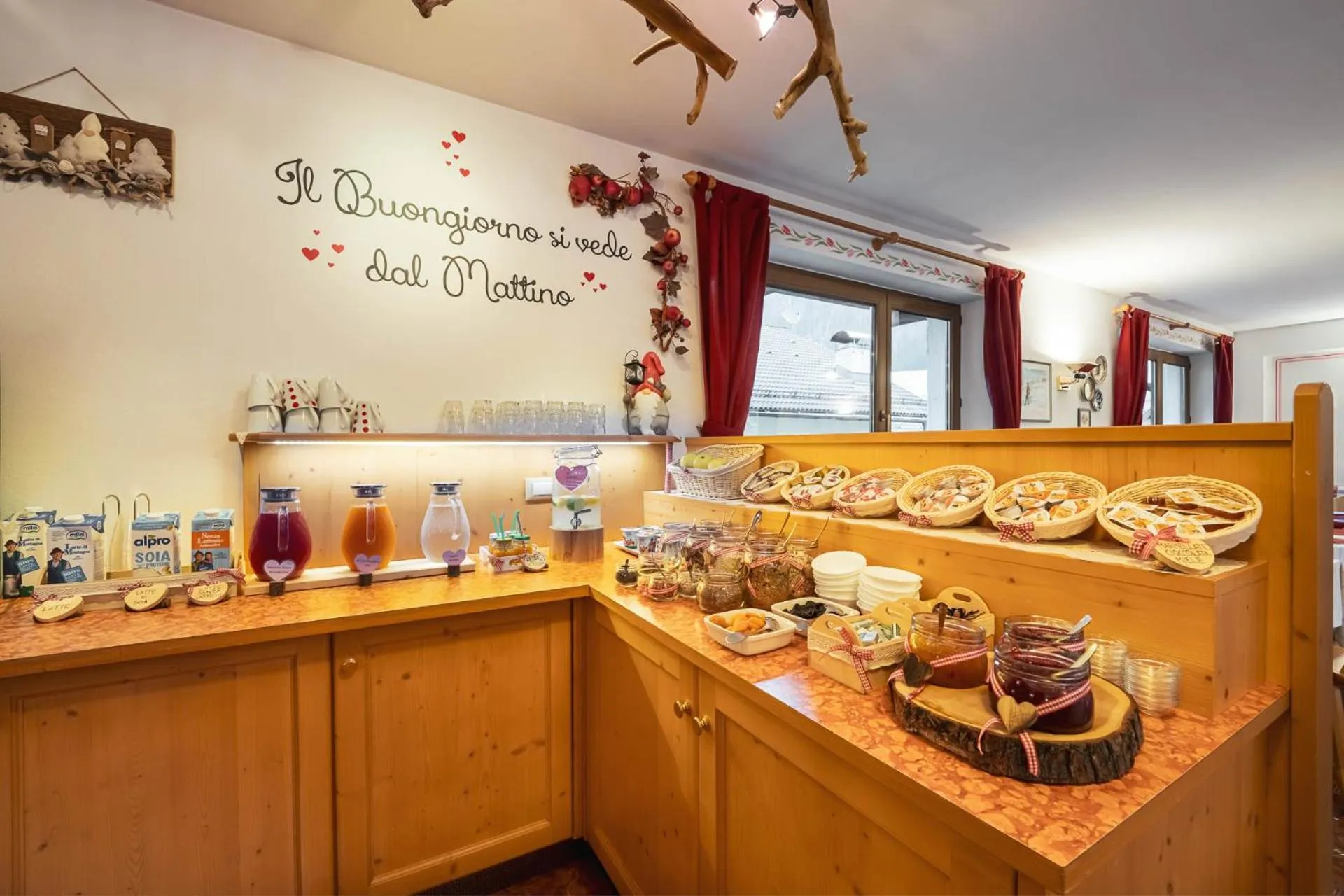 Food and drinks in Villa Adria B&B