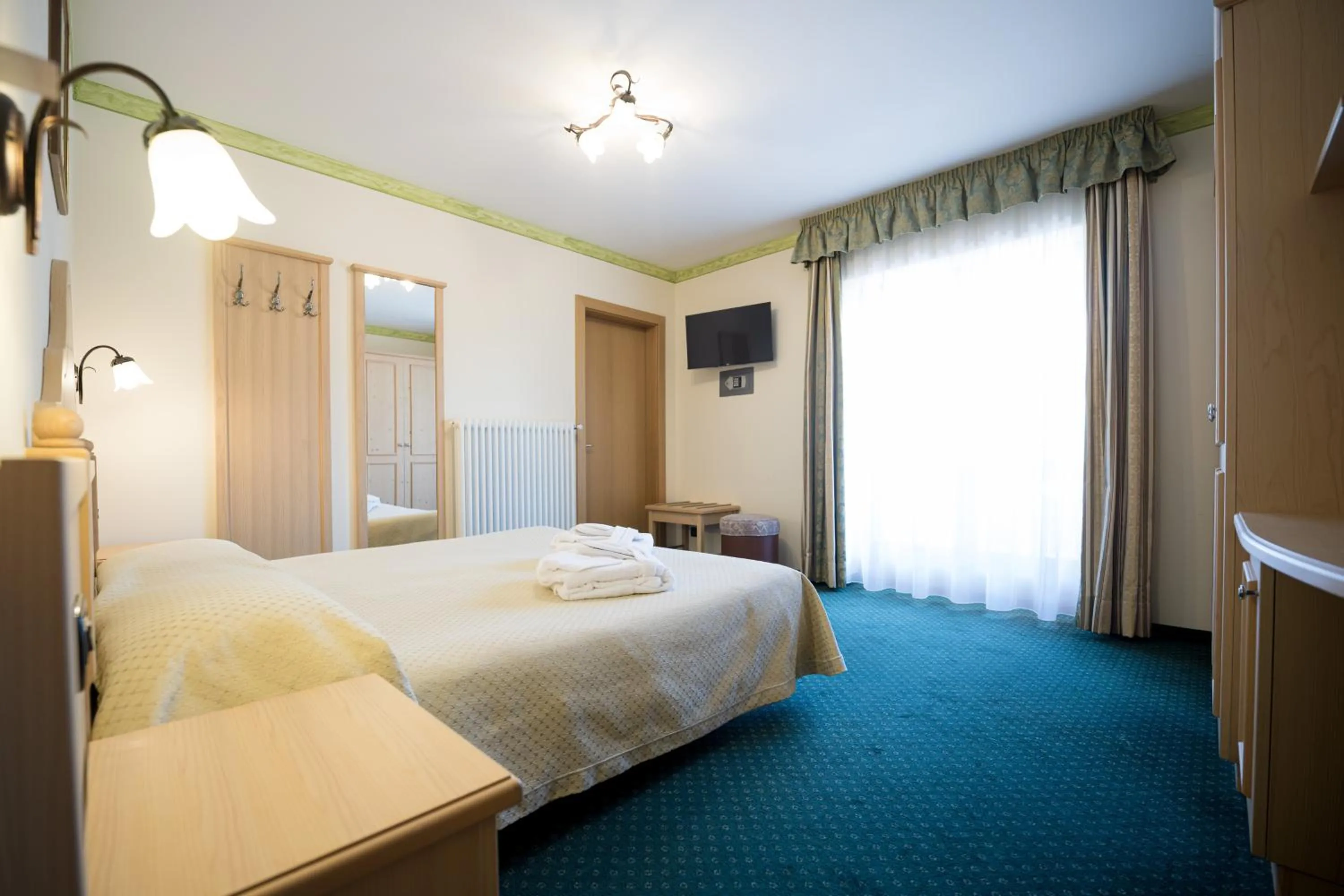 TV and multimedia, Bed in Hotel Crepei