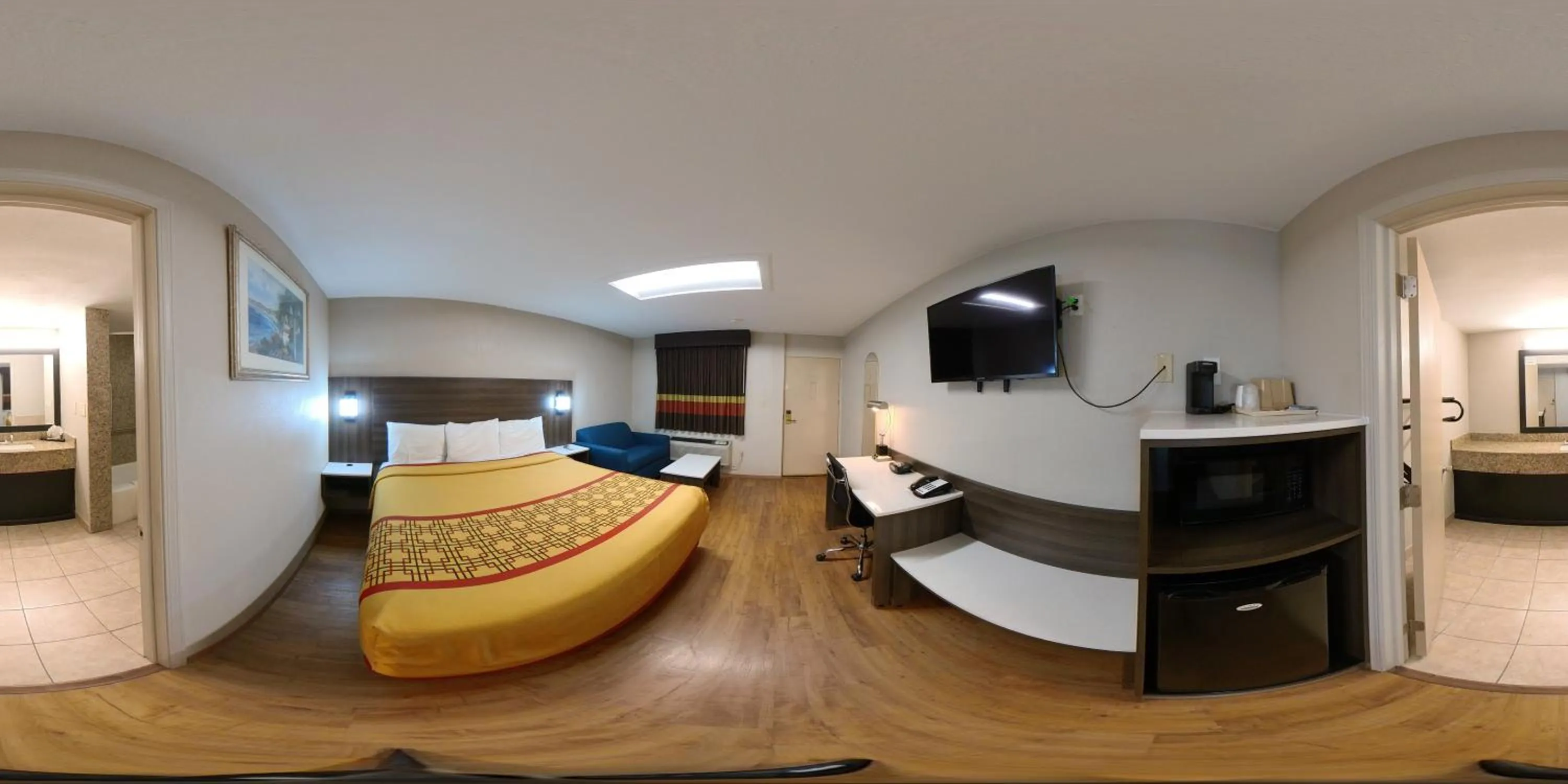 Photo of the whole room, Bed in Guest Inn Rogers