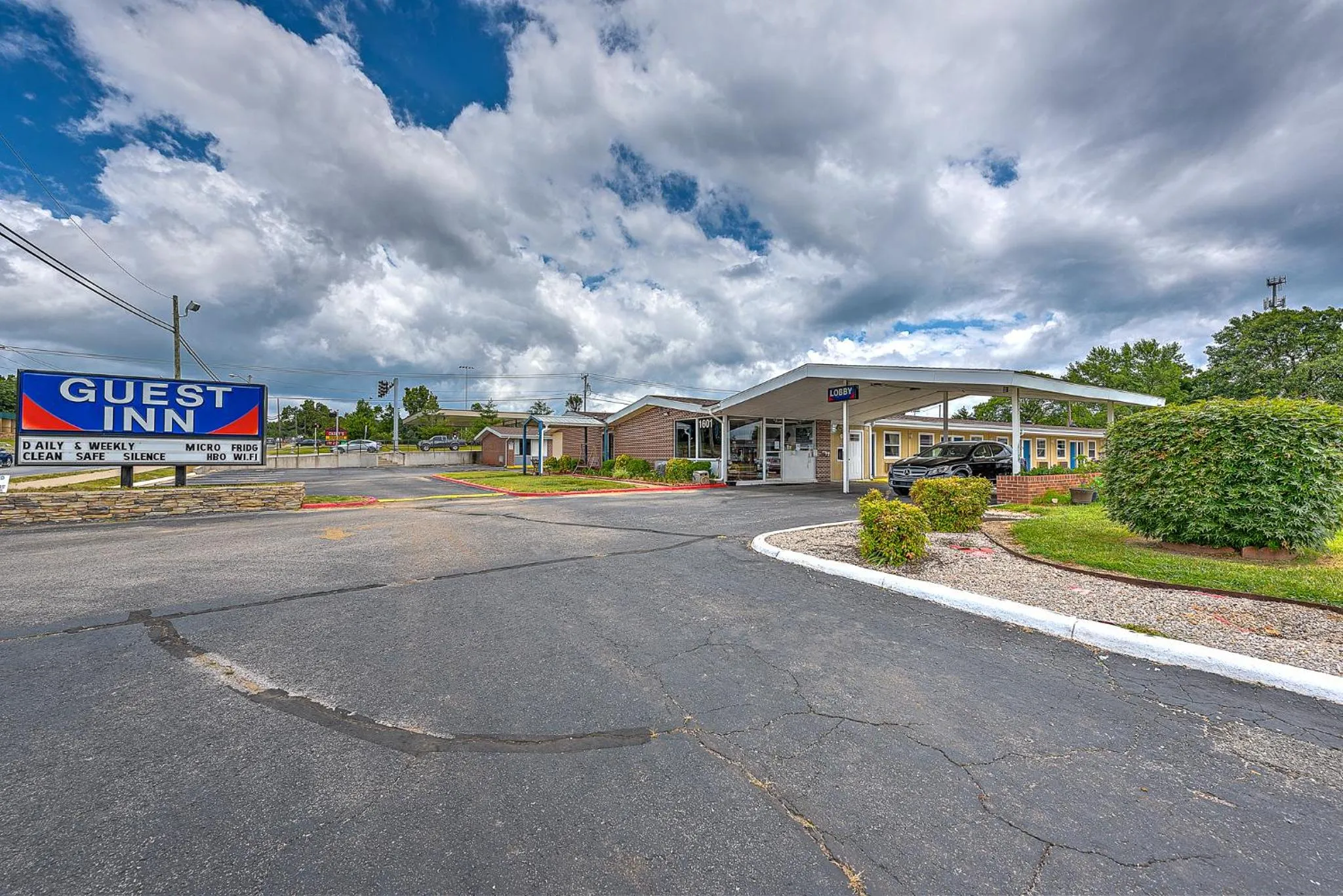 Property building in Guest Inn Rogers
