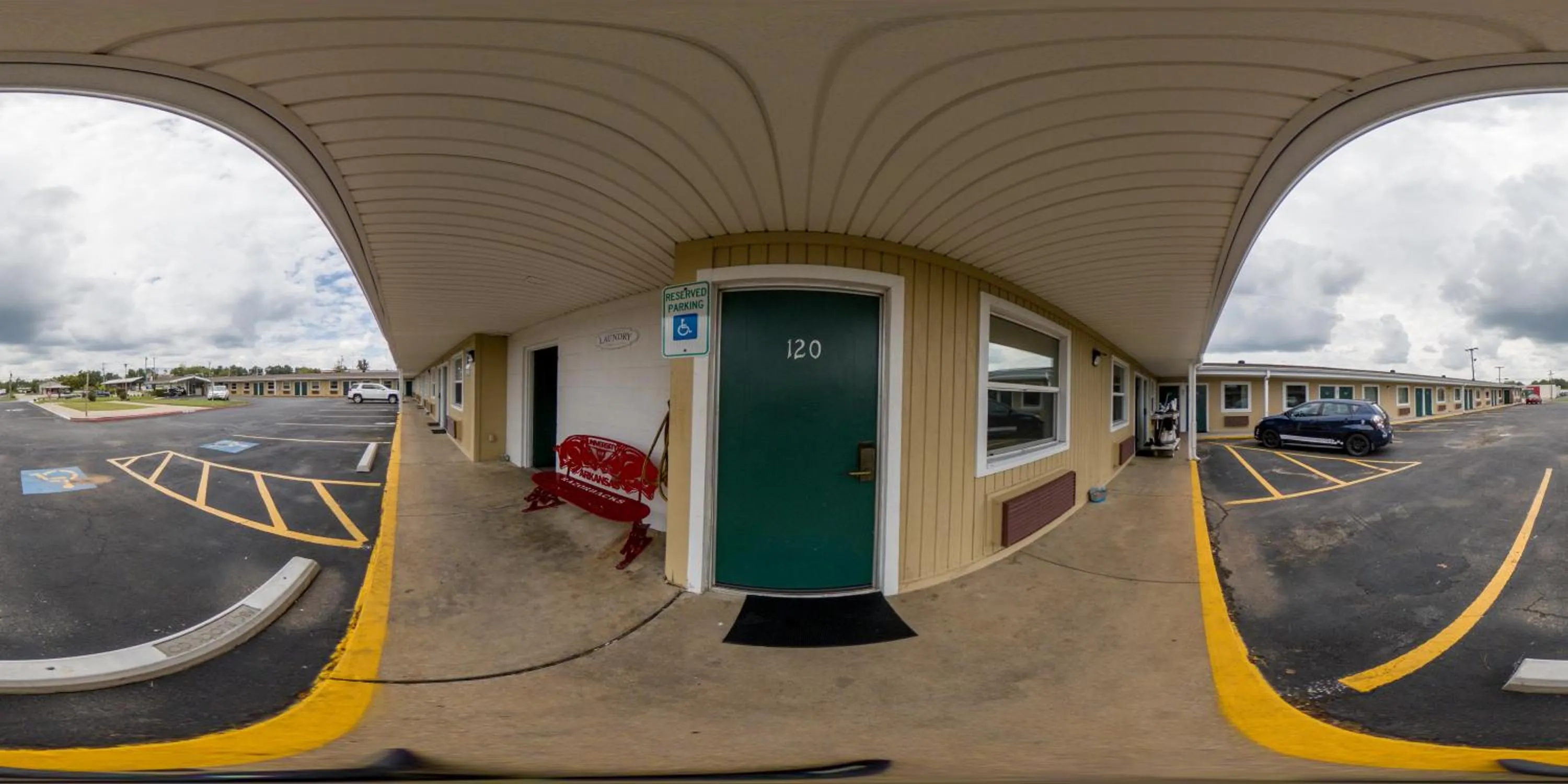 Property building in Guest Inn Rogers