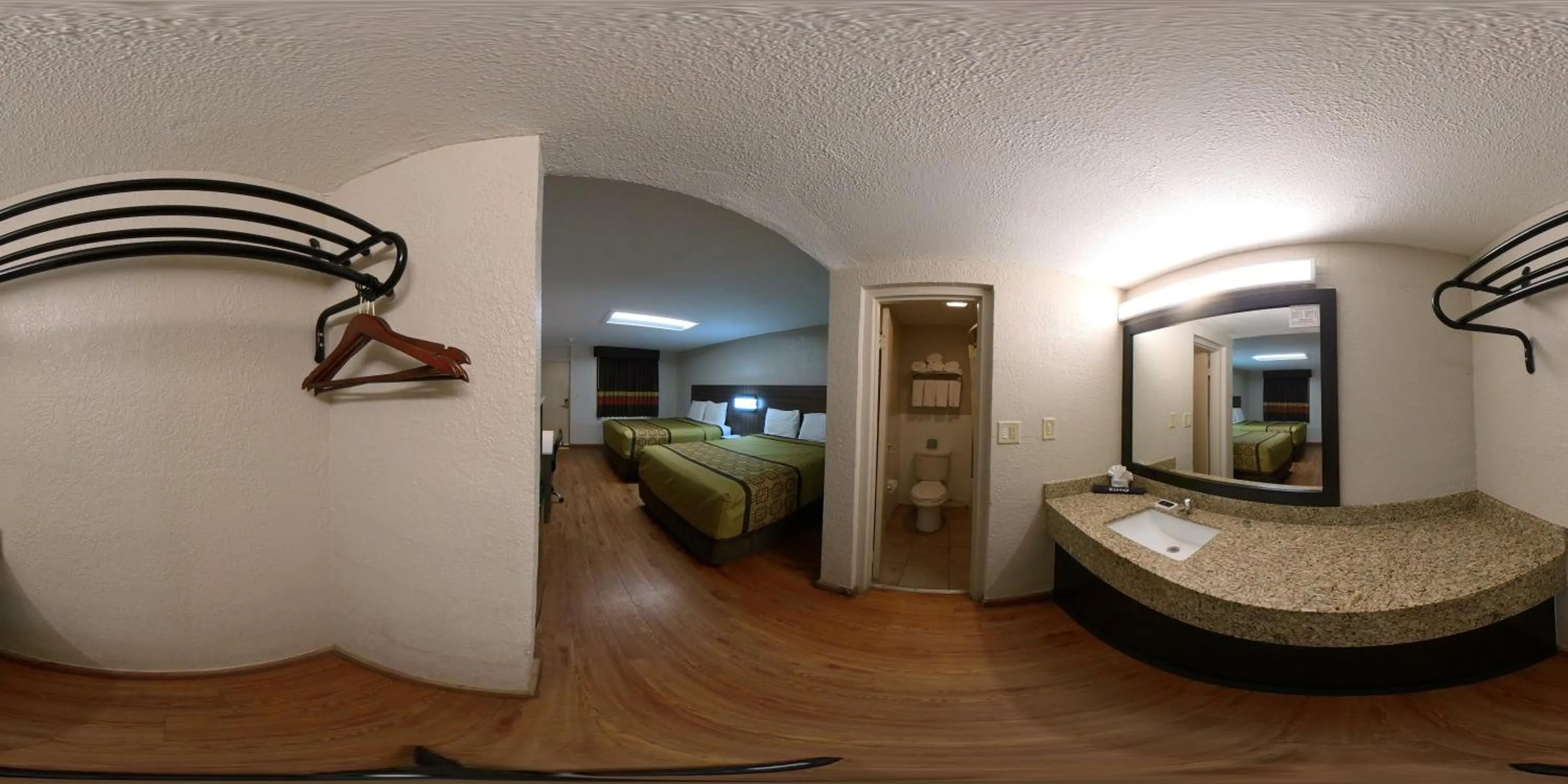 Photo of the whole room, Bed in Guest Inn Rogers