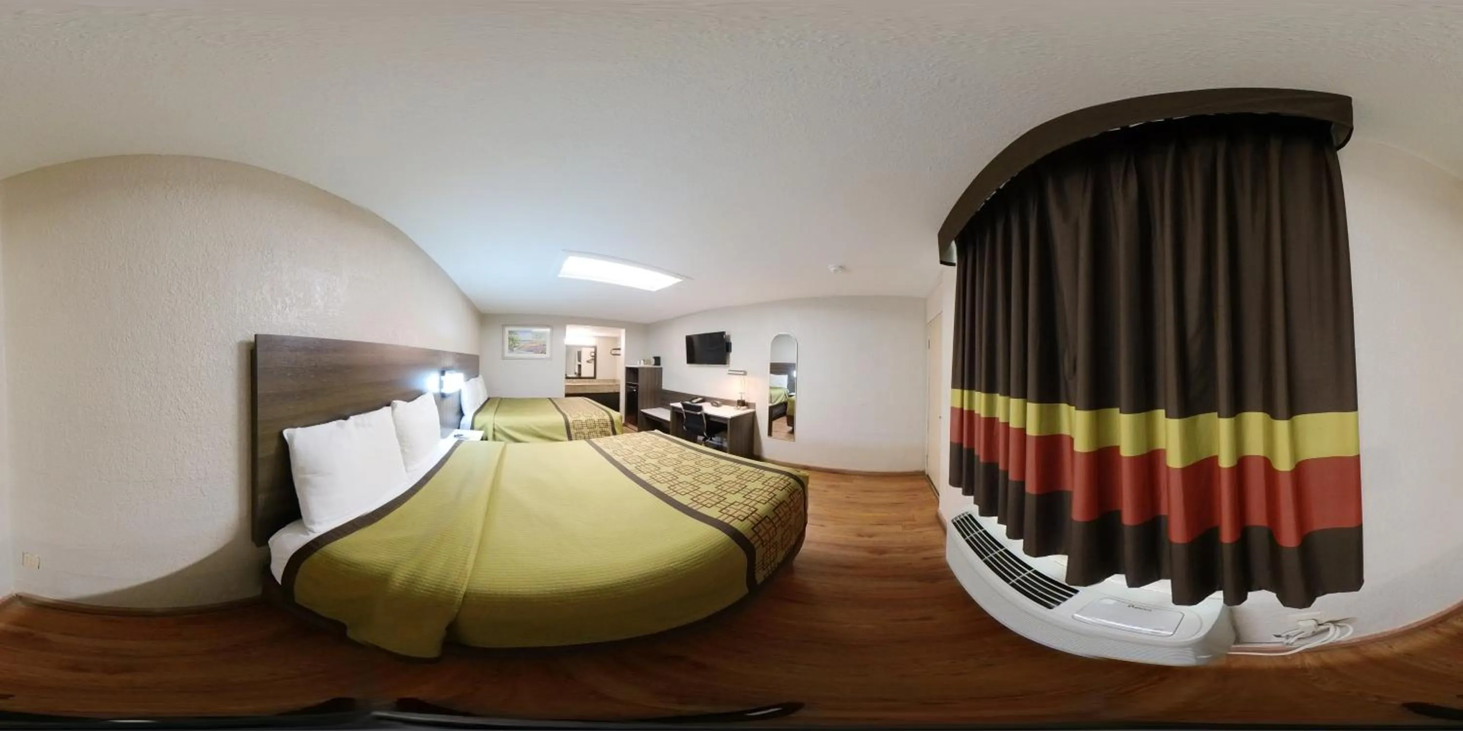 Photo of the whole room, Bed in Guest Inn Rogers