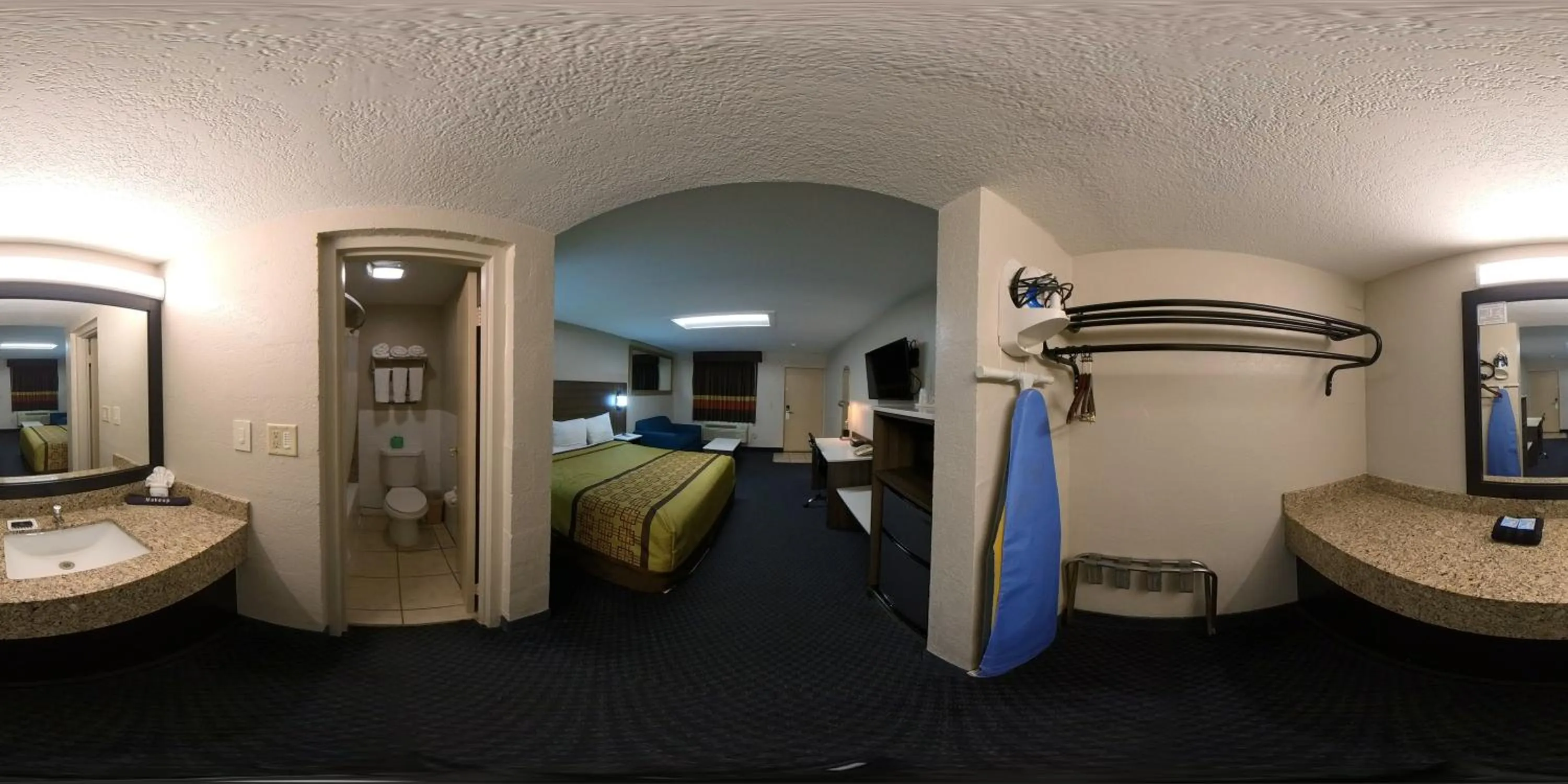 Photo of the whole room, Bed in Guest Inn Rogers