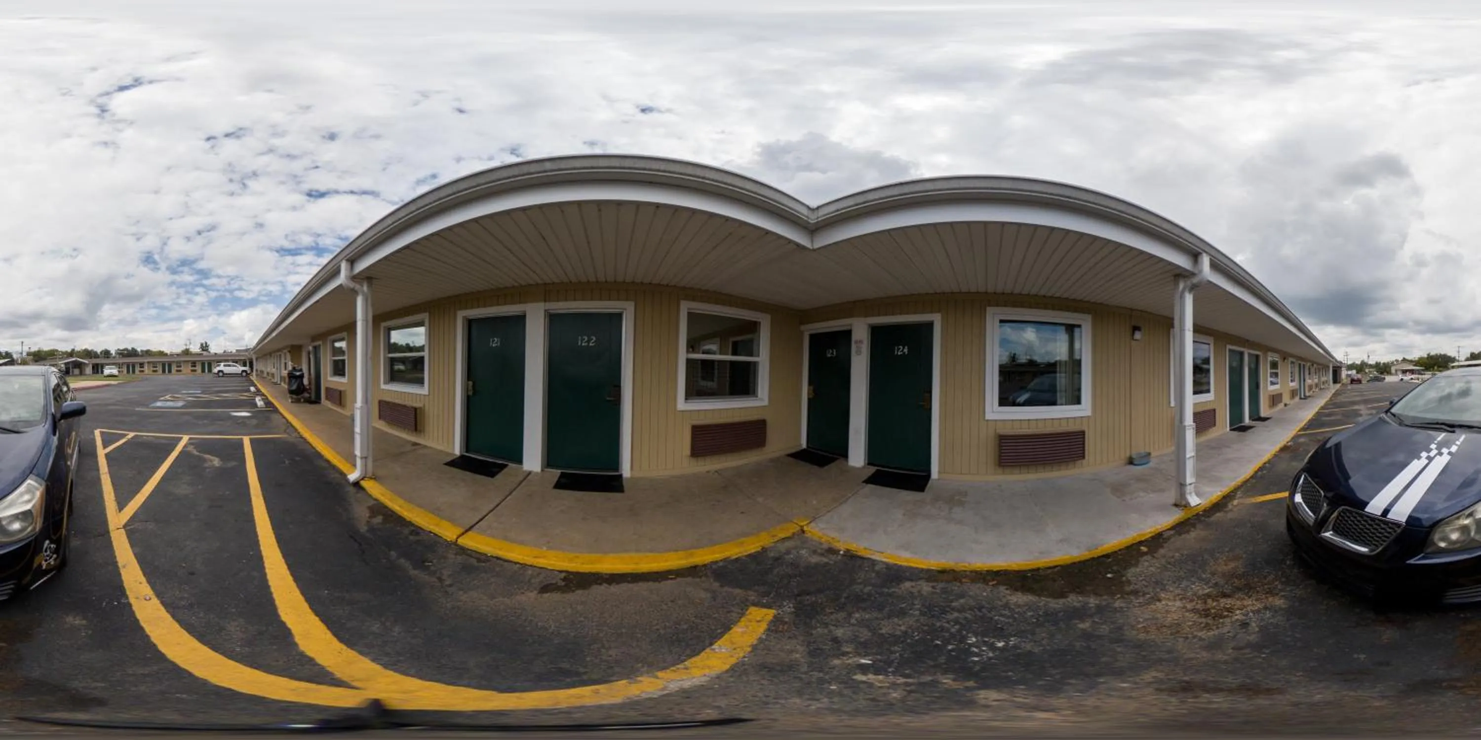 Property building in Guest Inn Rogers