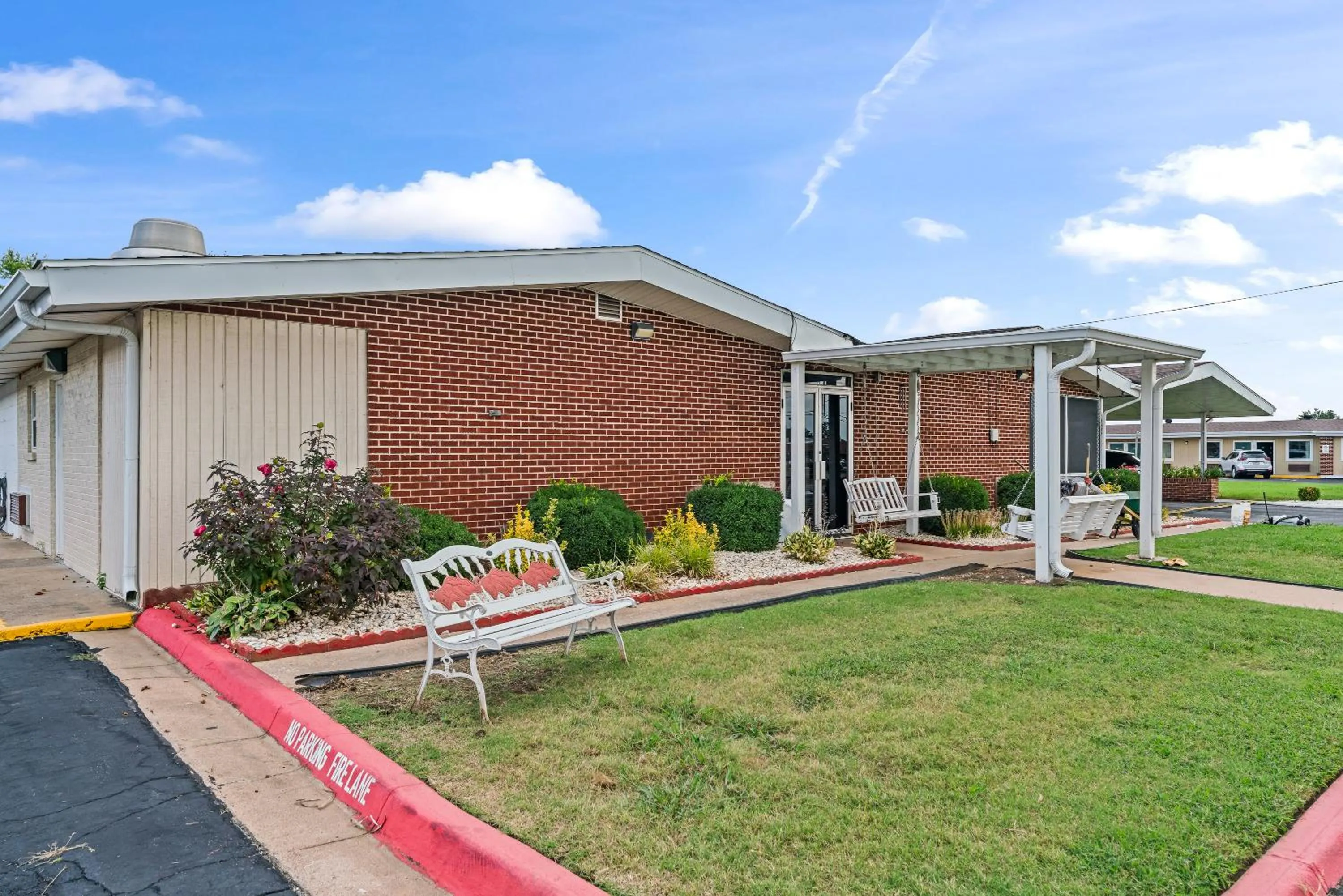 Property building in Guest Inn Rogers