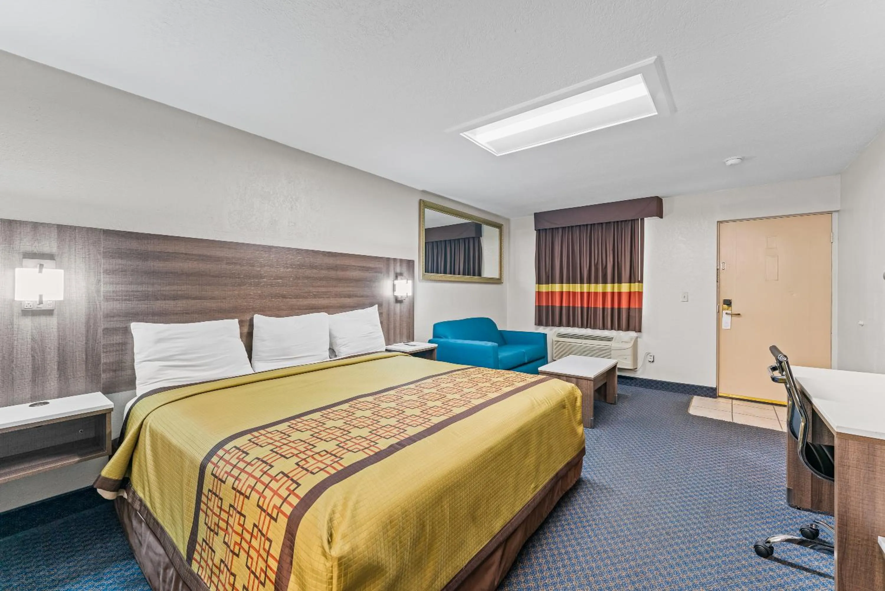 Bedroom, Bed in Guest Inn Rogers