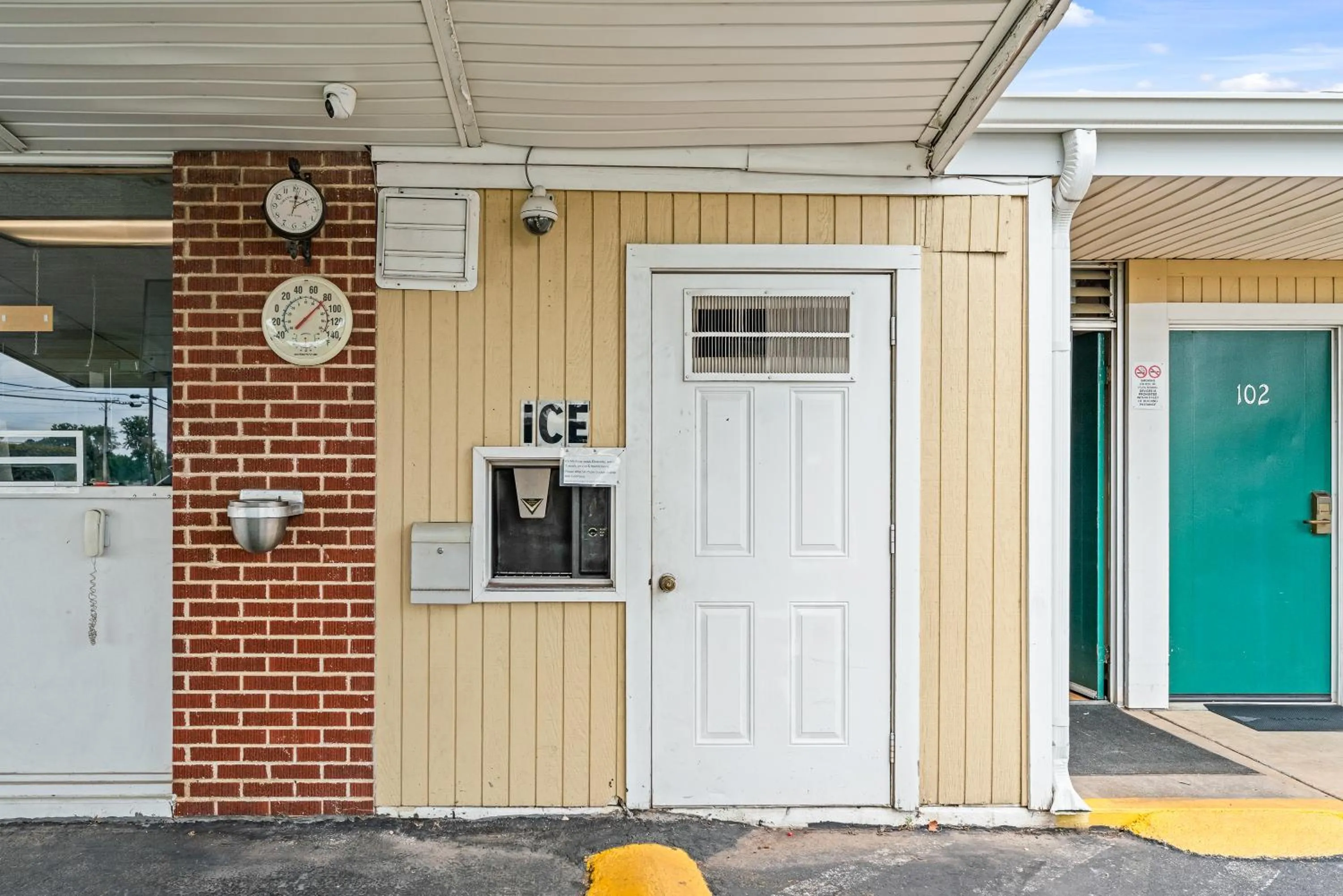 Property building in Guest Inn Rogers