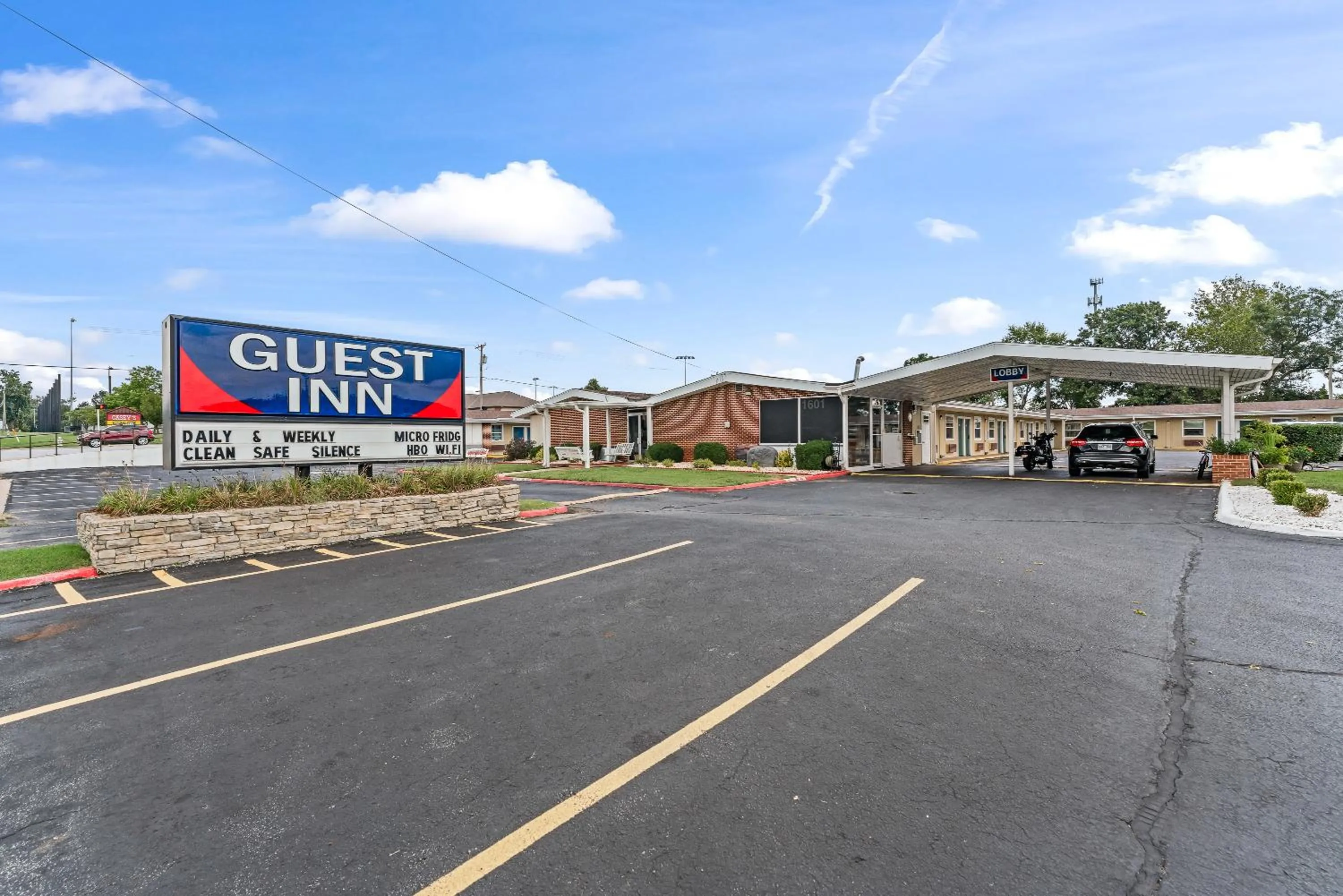 Property building in Guest Inn Rogers