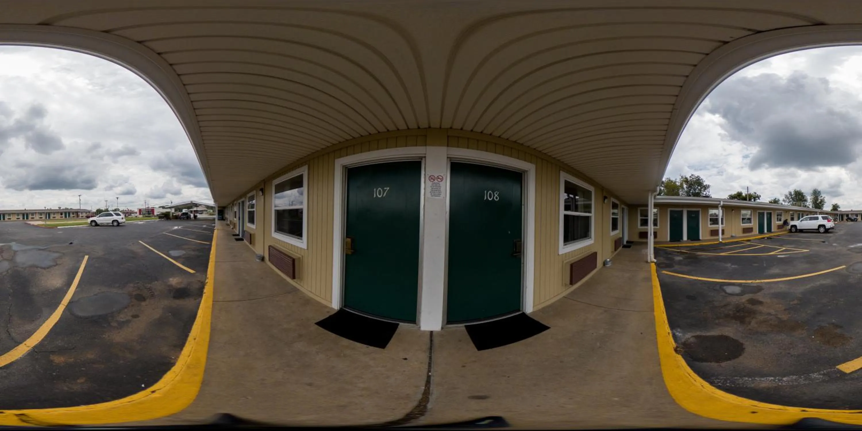 Property building in Guest Inn Rogers