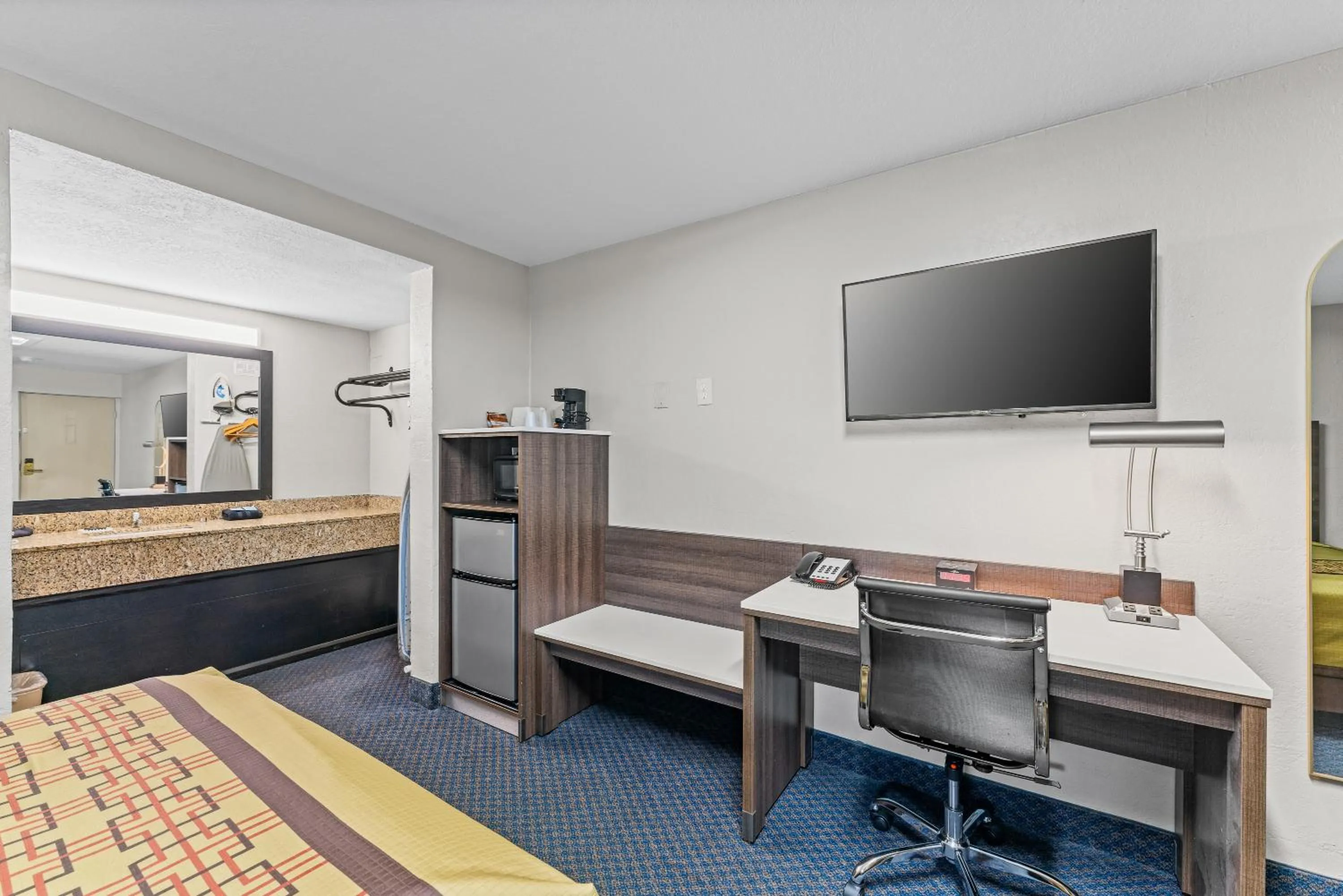 Bedroom, Bed in Guest Inn Rogers