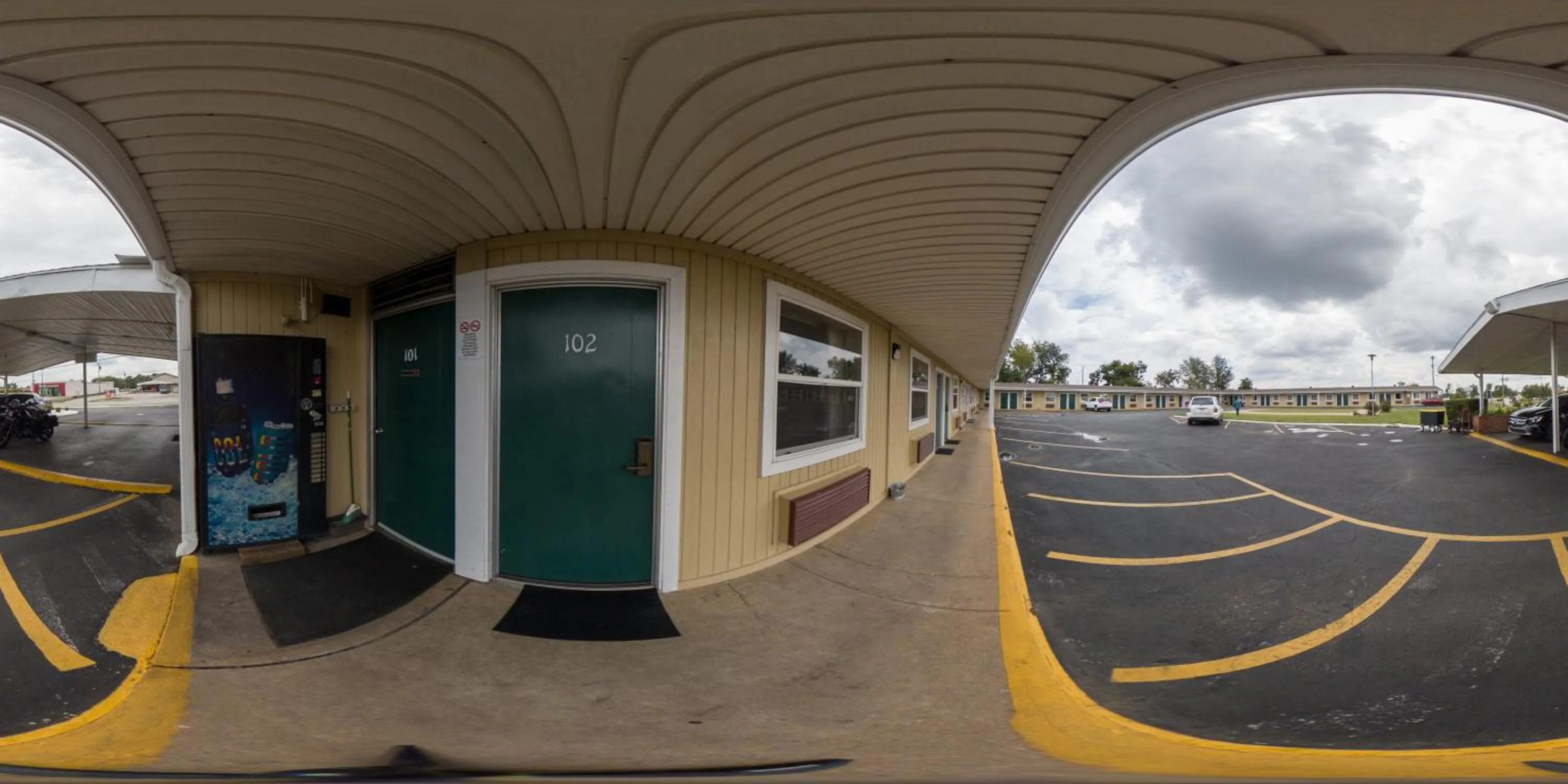 Property building in Guest Inn Rogers