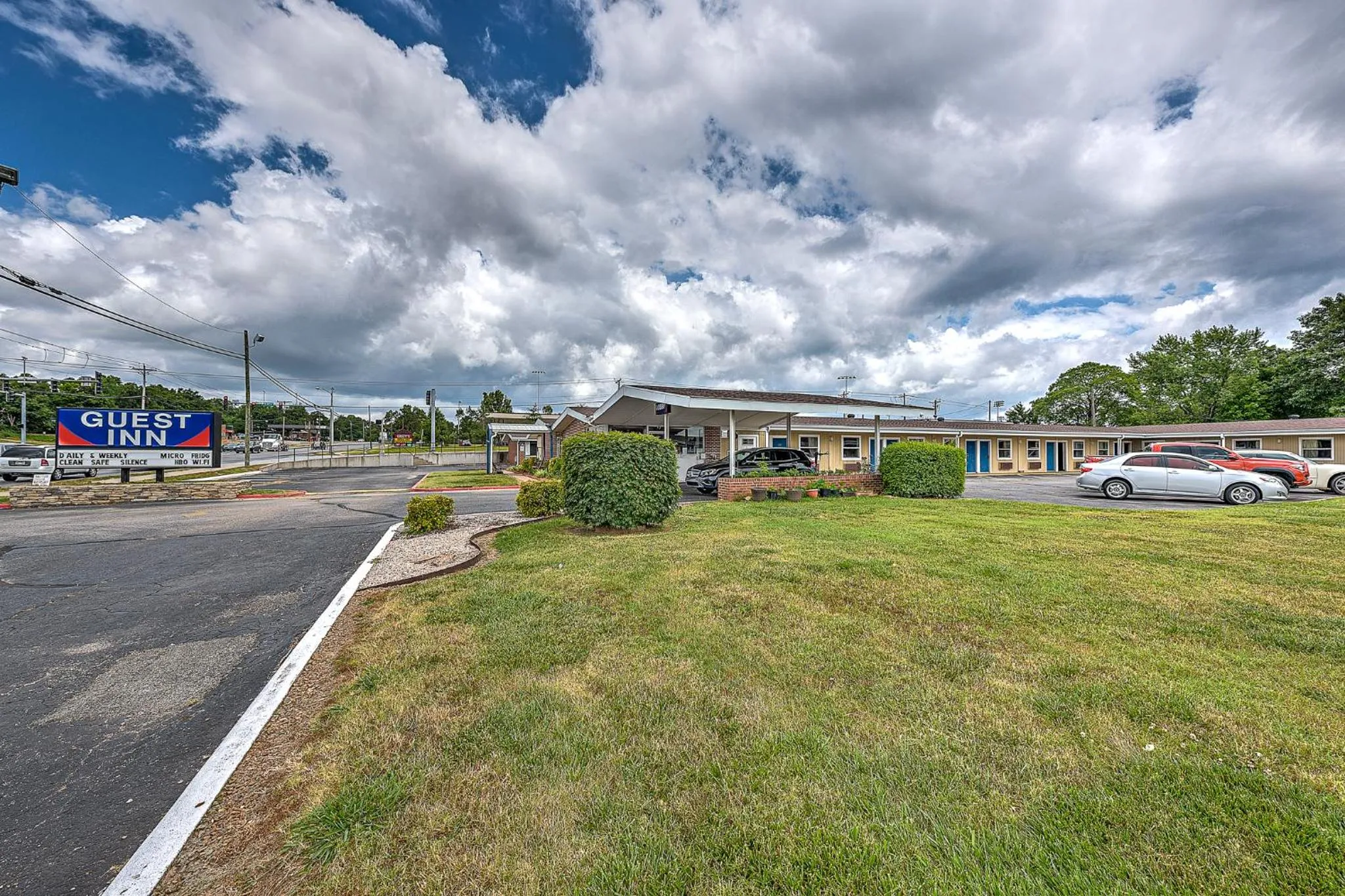 Property building in Guest Inn Rogers