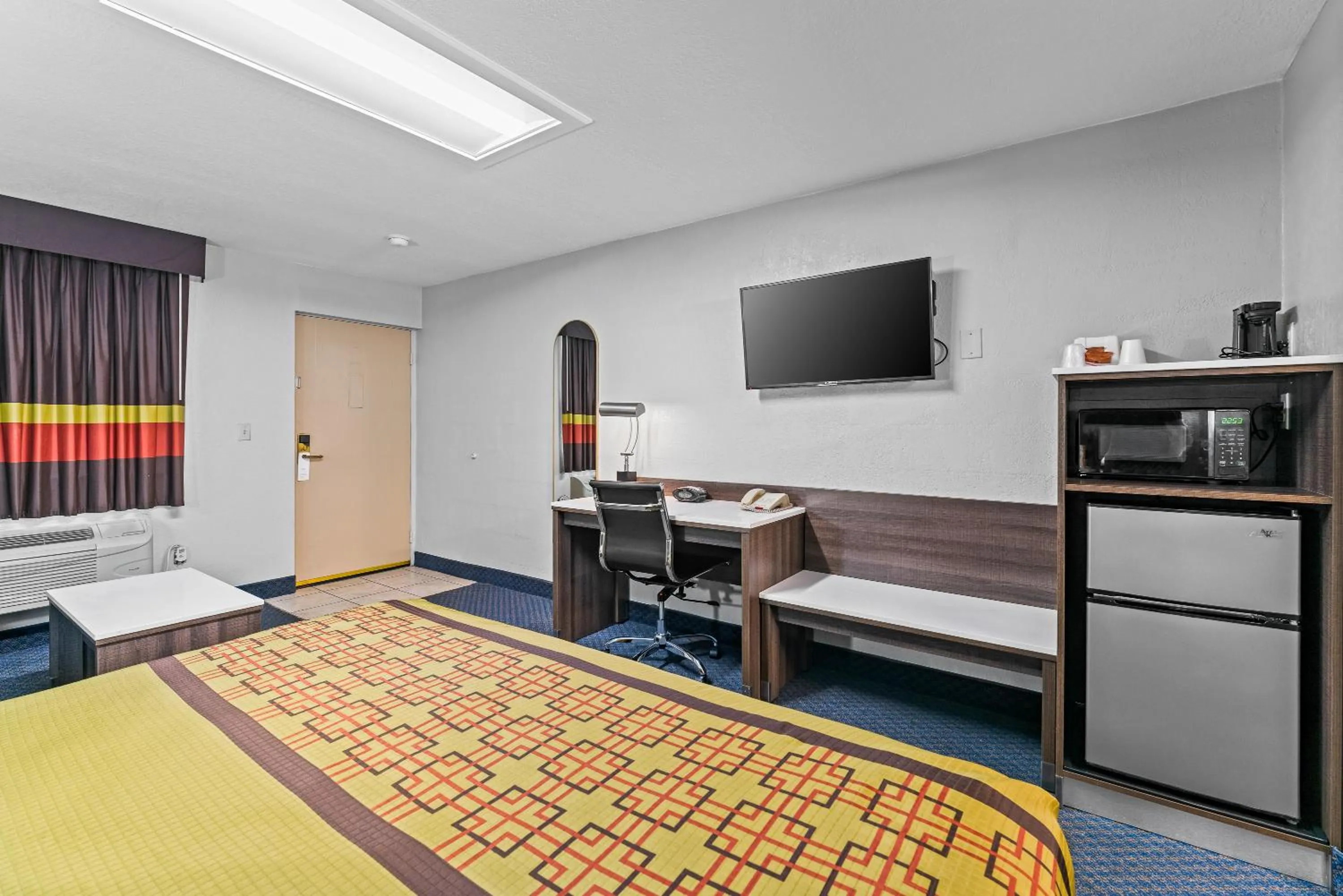 Bedroom, Bed in Guest Inn Rogers