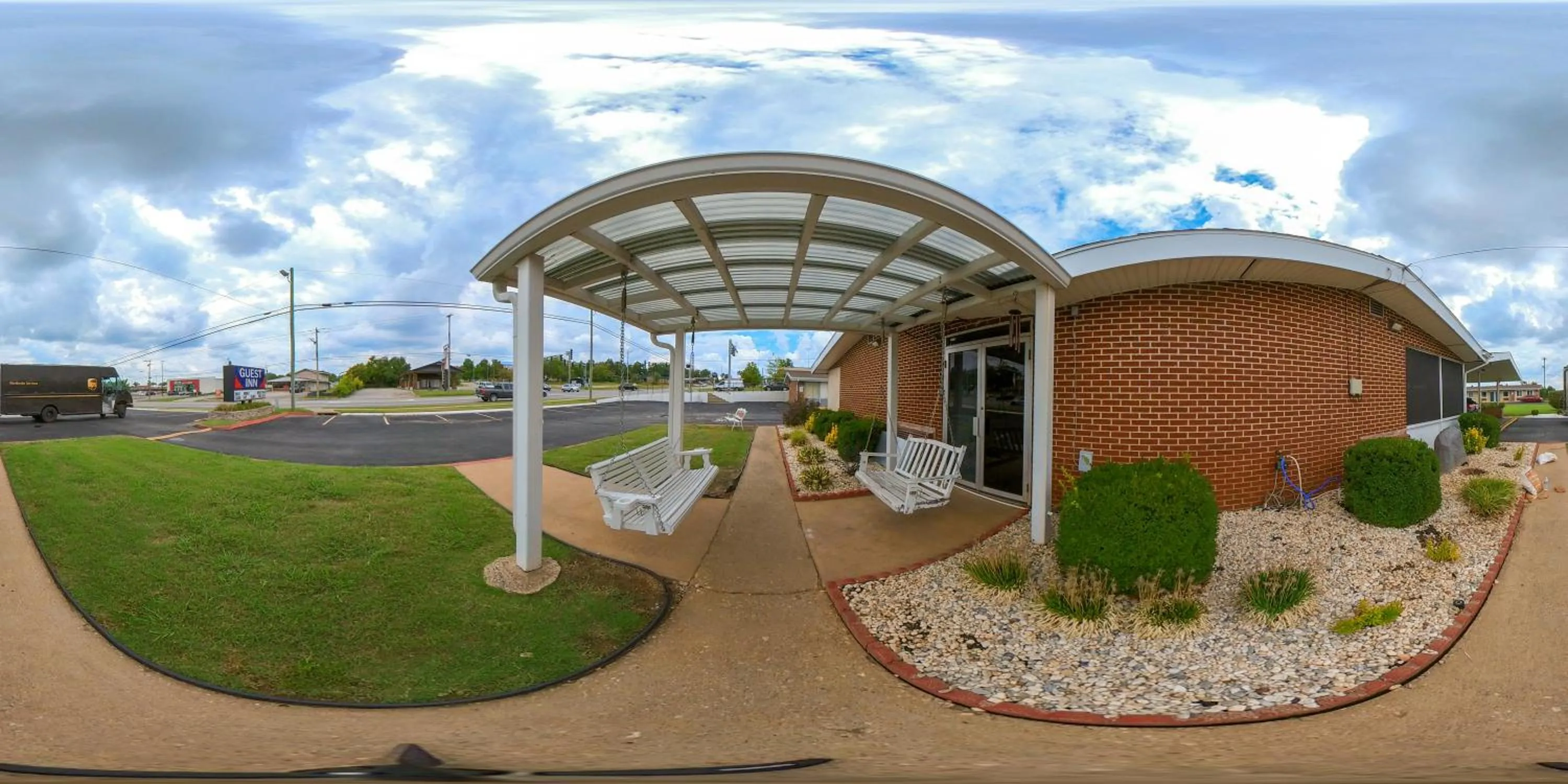 Property building in Guest Inn Rogers