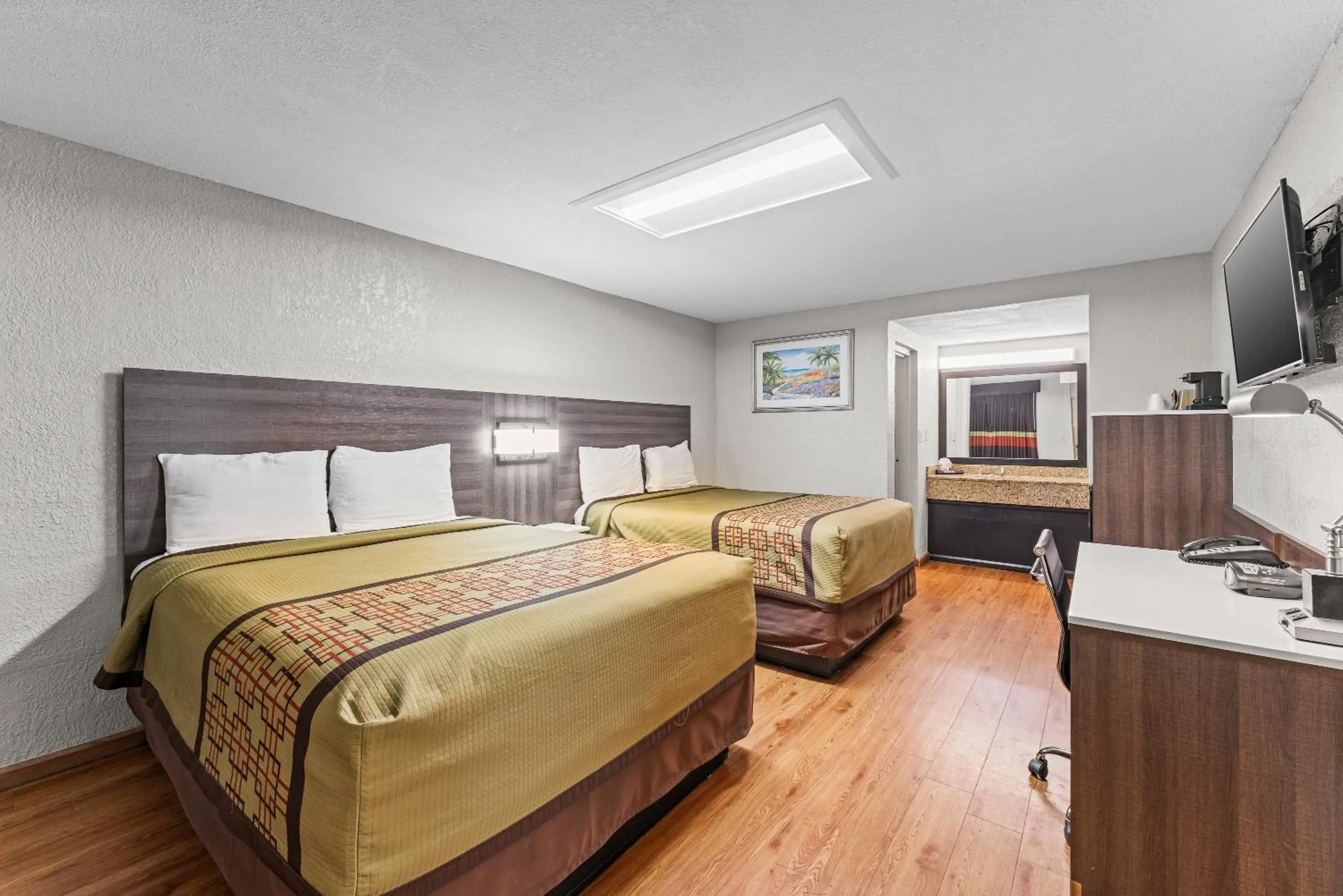 Bedroom, Bed in Guest Inn Rogers