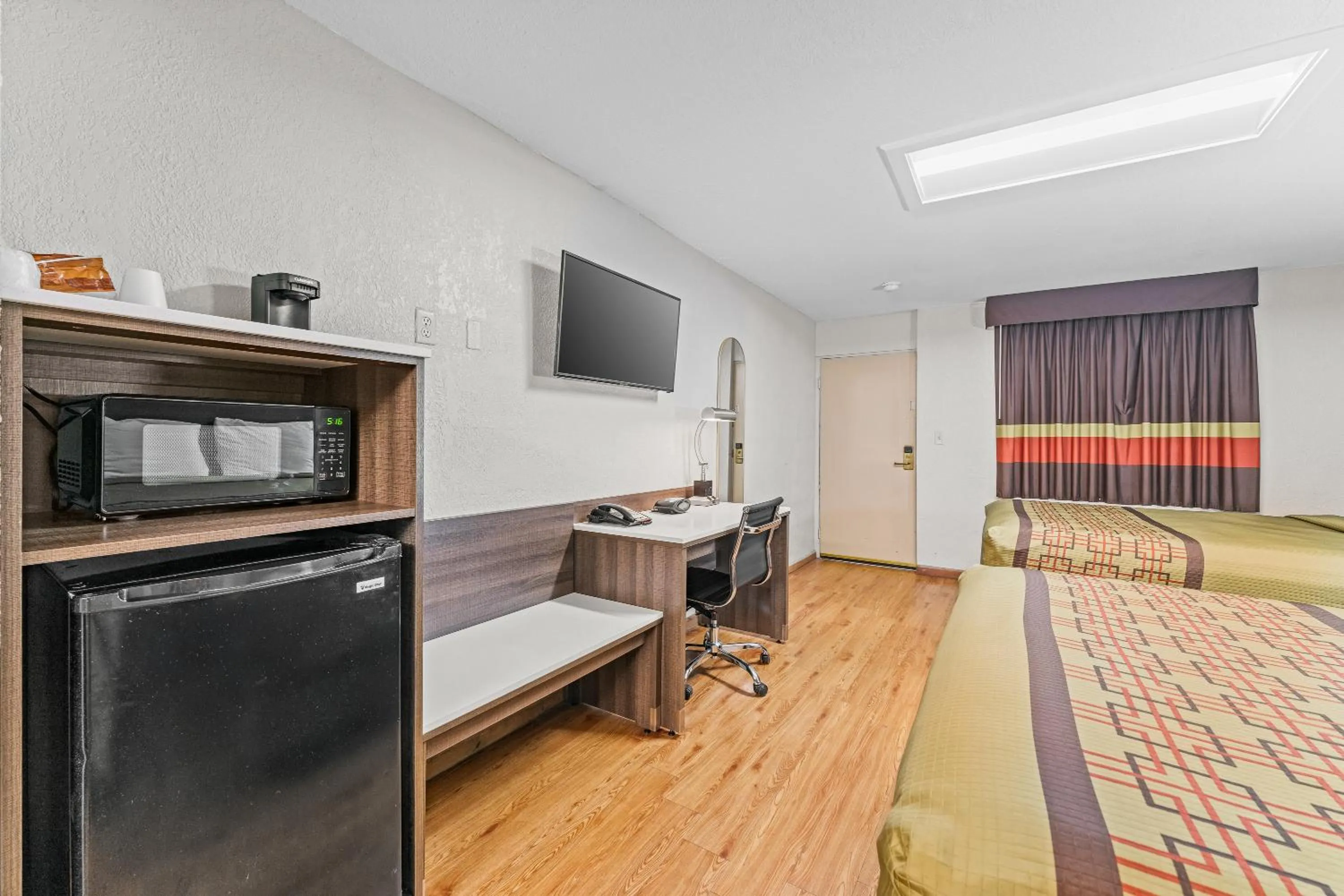 Bedroom, Bed in Guest Inn Rogers