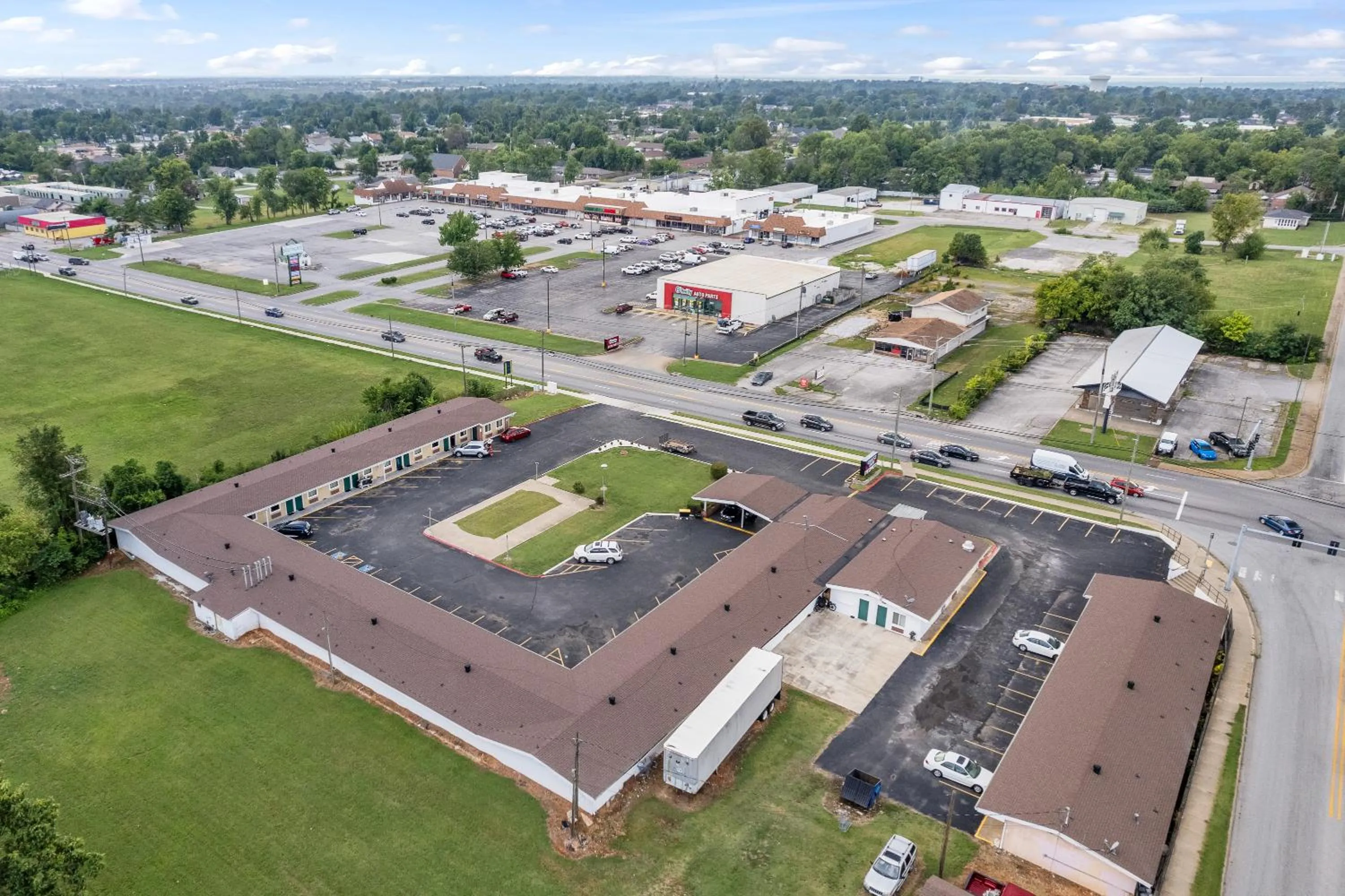 Property building in Guest Inn Rogers
