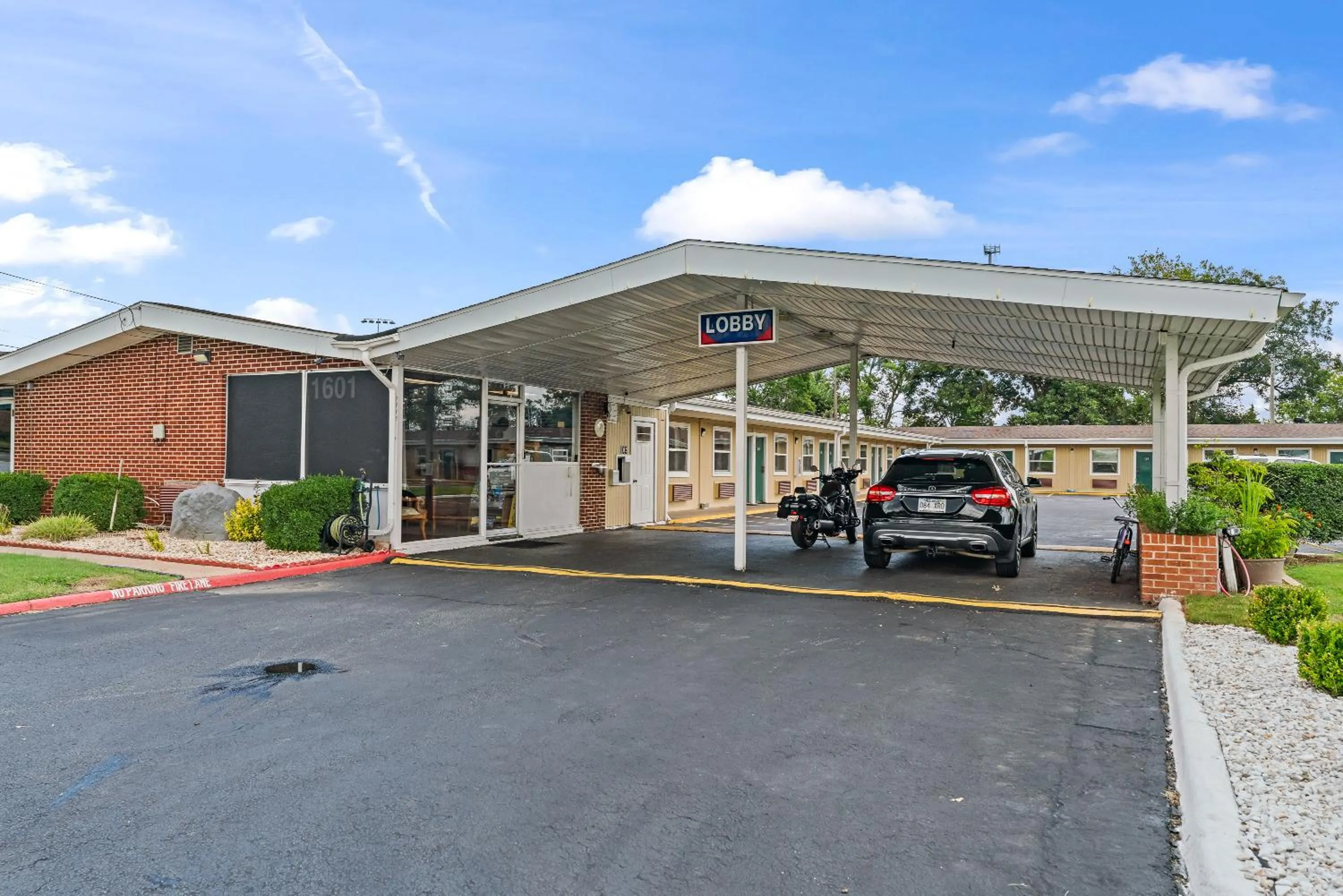 Property building in Guest Inn Rogers