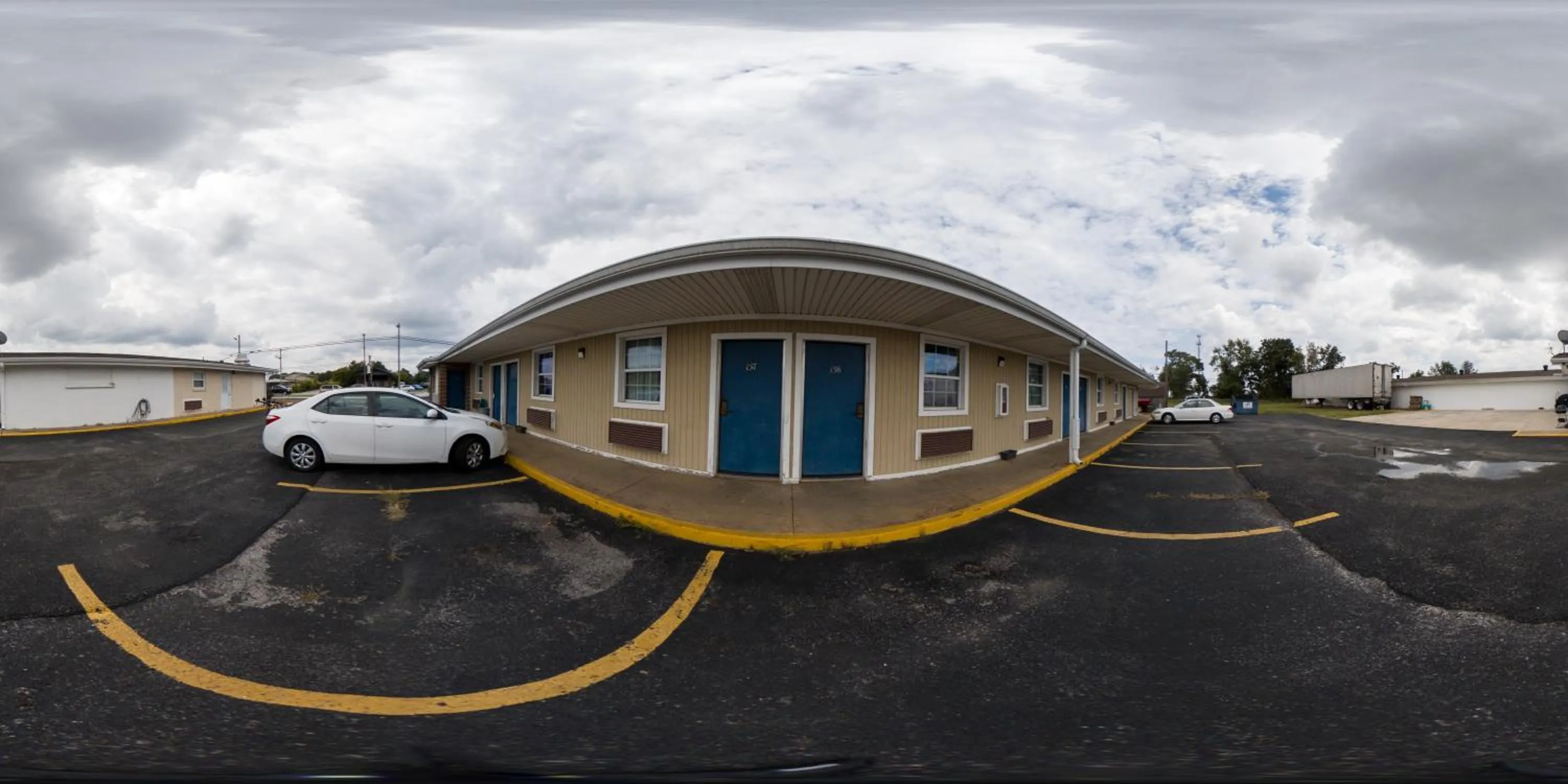 Property building in Guest Inn Rogers