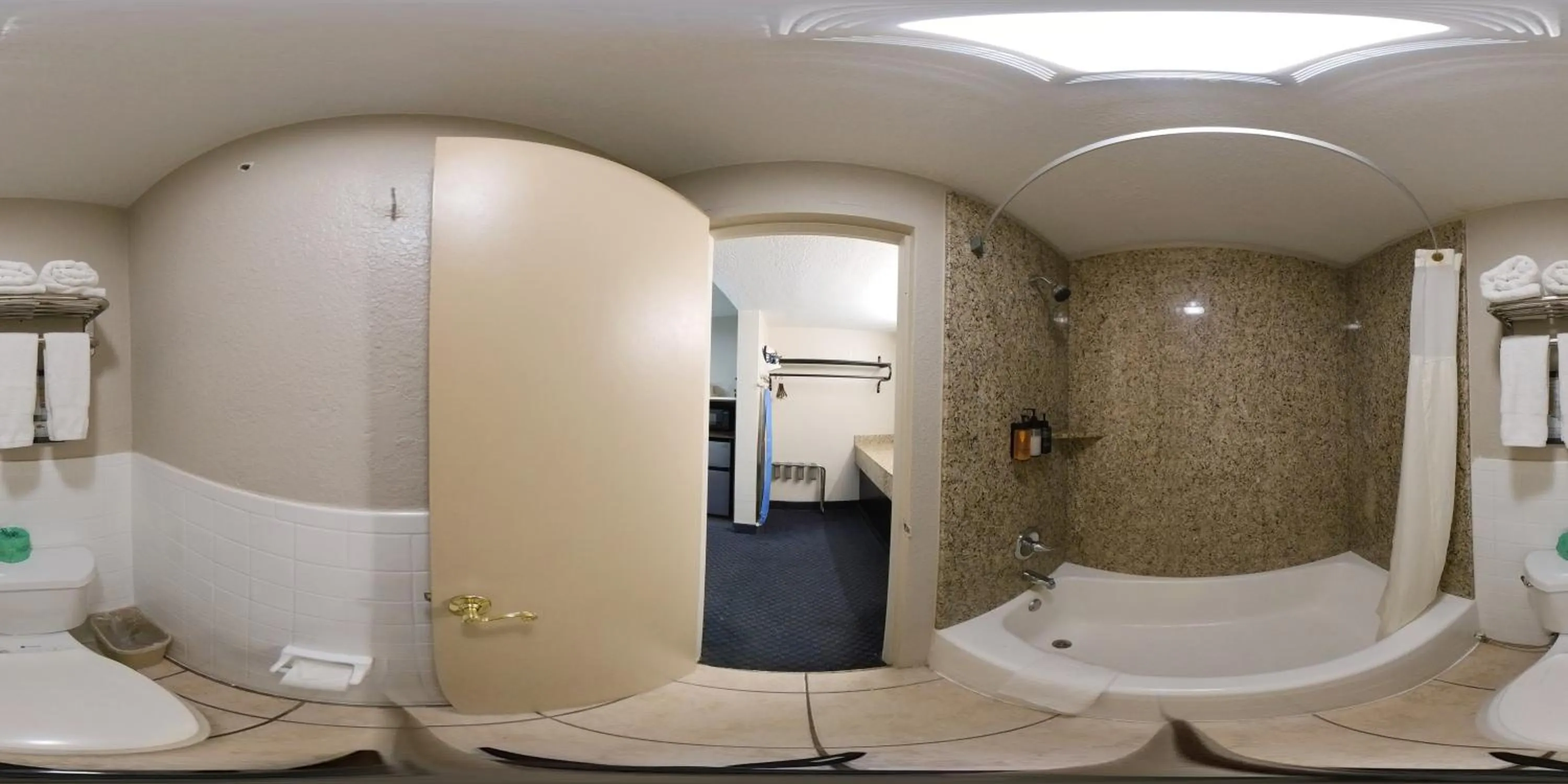 Toilet in Guest Inn Rogers