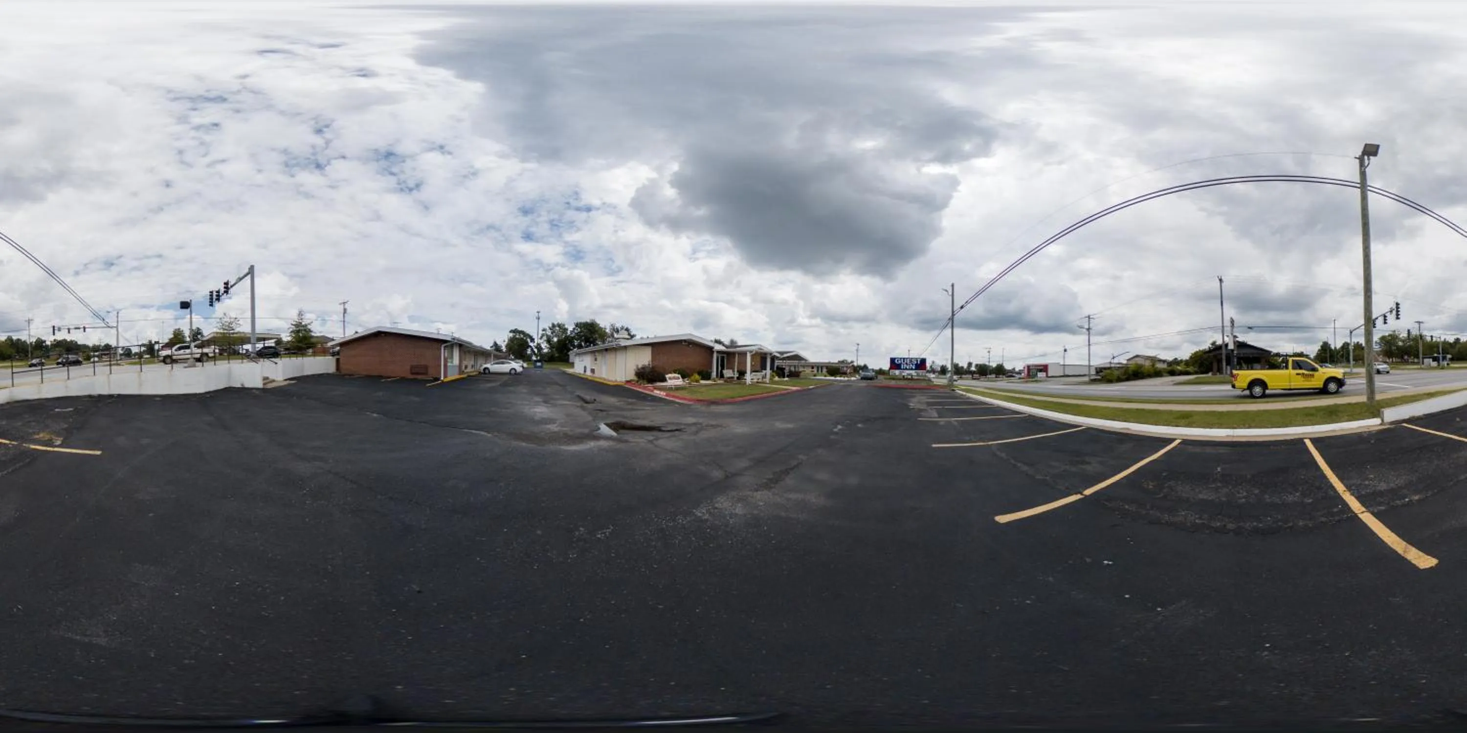 Property building in Guest Inn Rogers