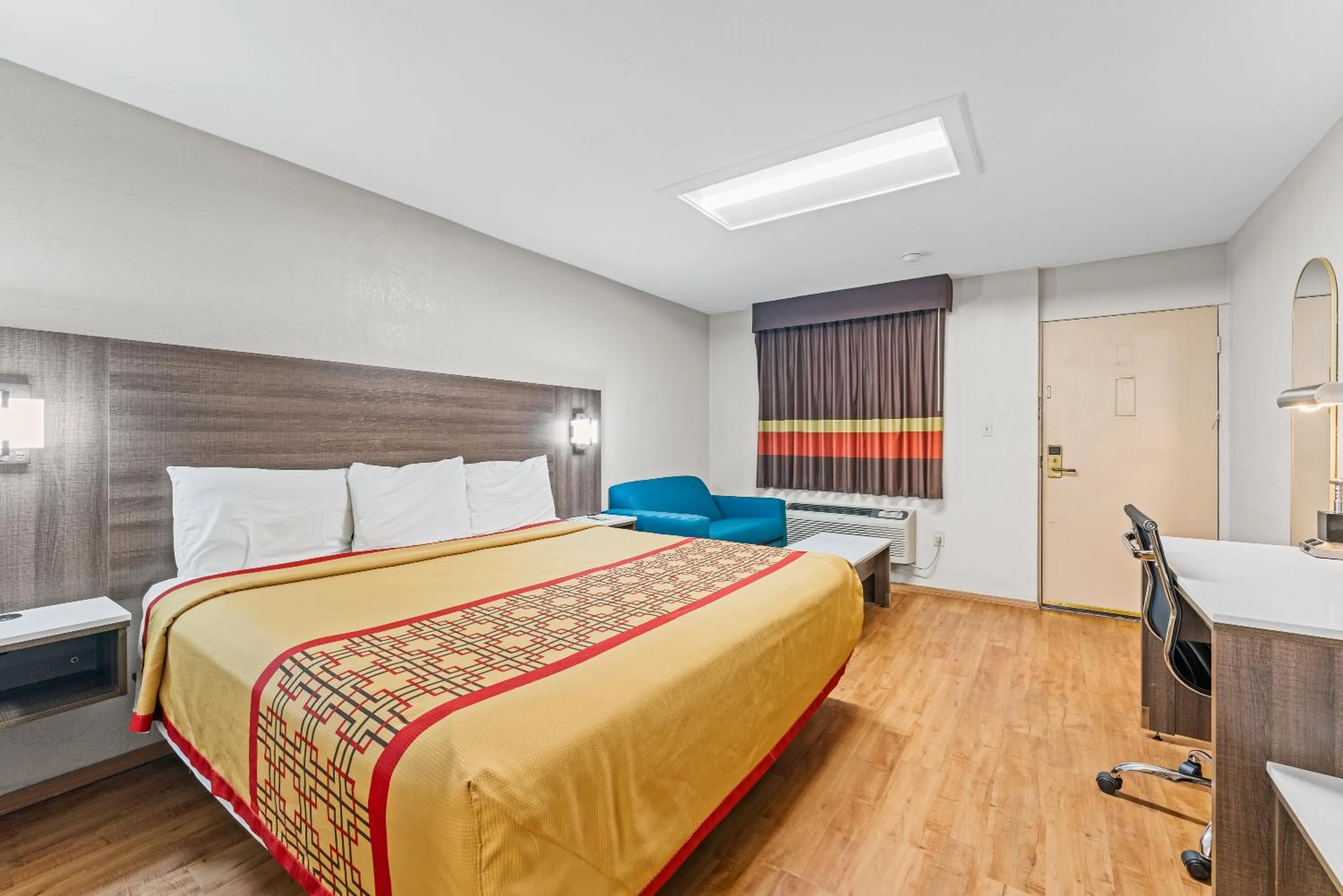 Bedroom, Bed in Guest Inn Rogers