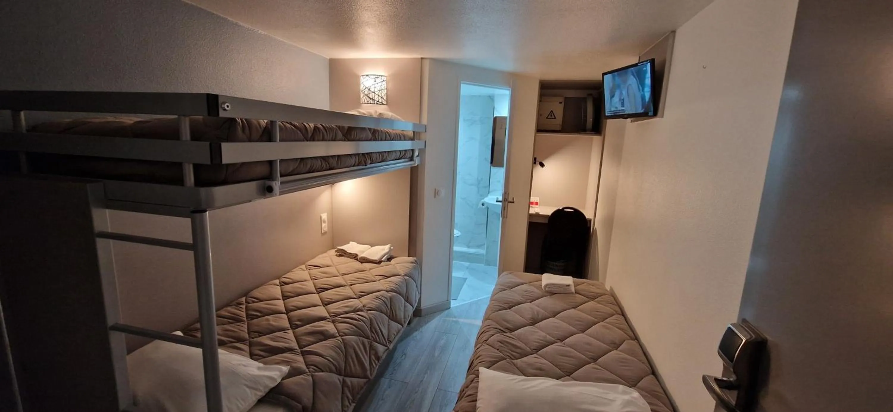 Photo of the whole room, Bed in Fasthotel Roissy - Saint-Witz