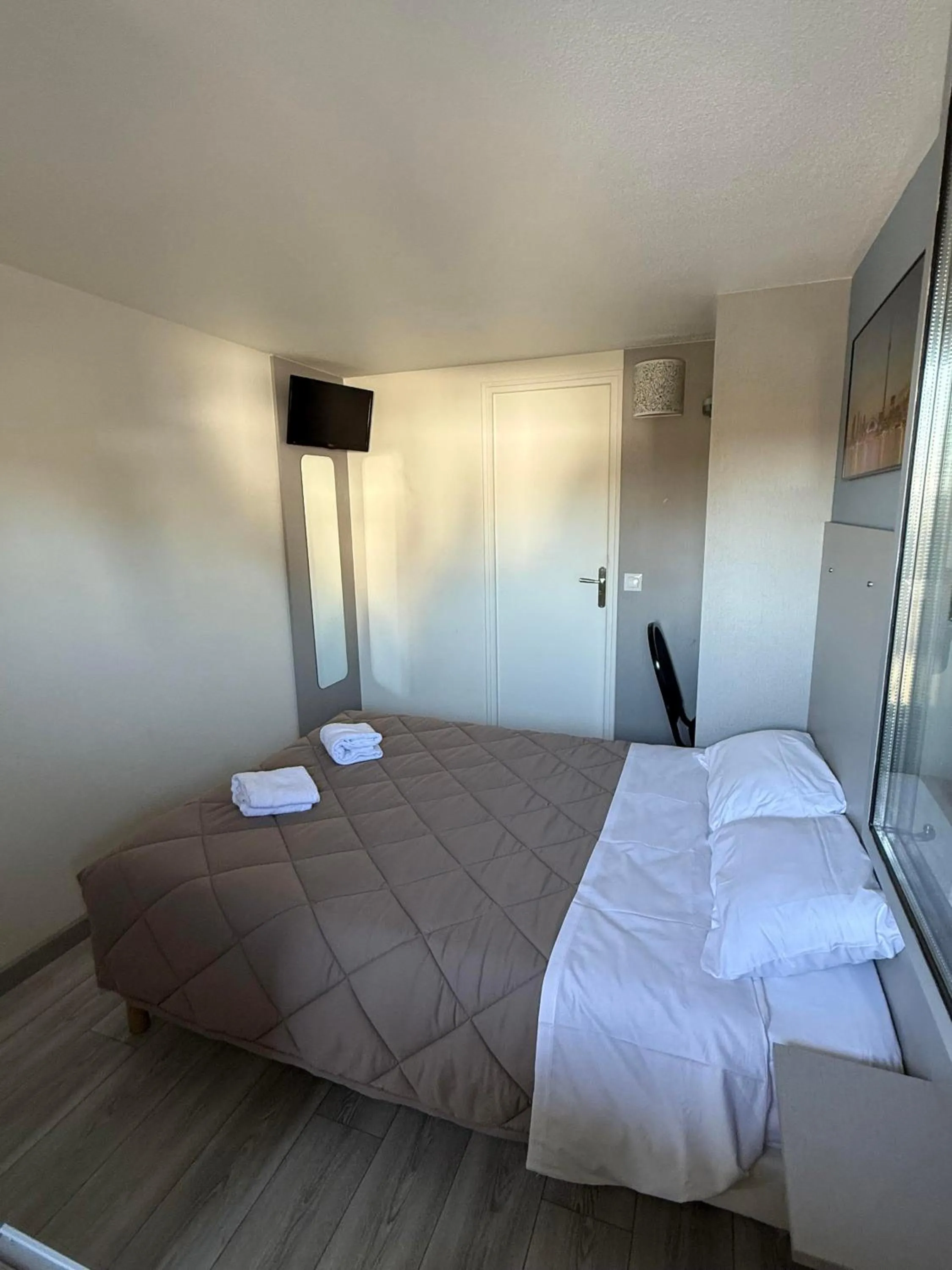 Photo of the whole room, Bed in Fasthotel Roissy - Saint-Witz