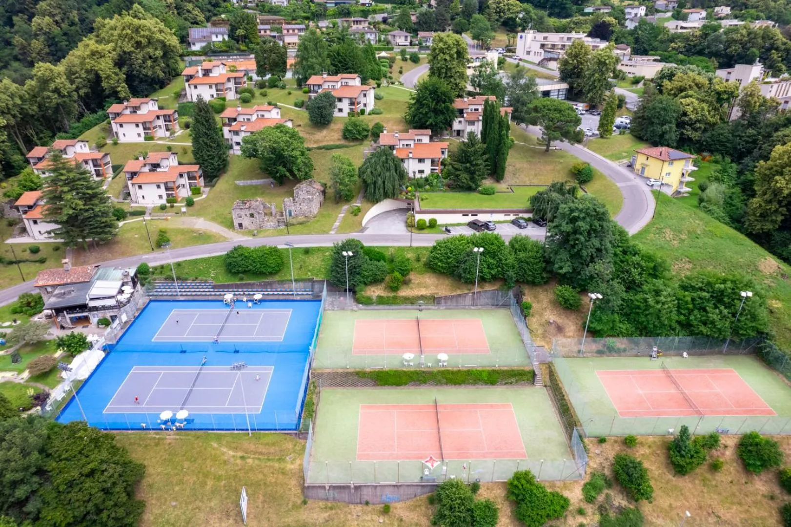 Tennis court in Centro Cadro Panoramica