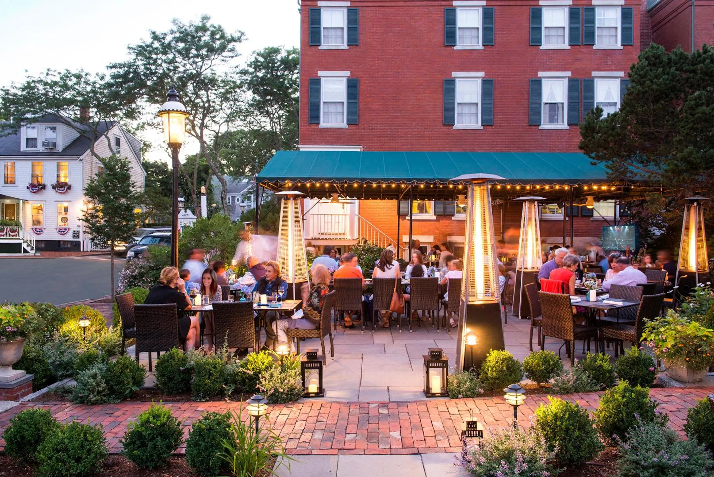 Restaurant/places to eat in Jared Coffin House